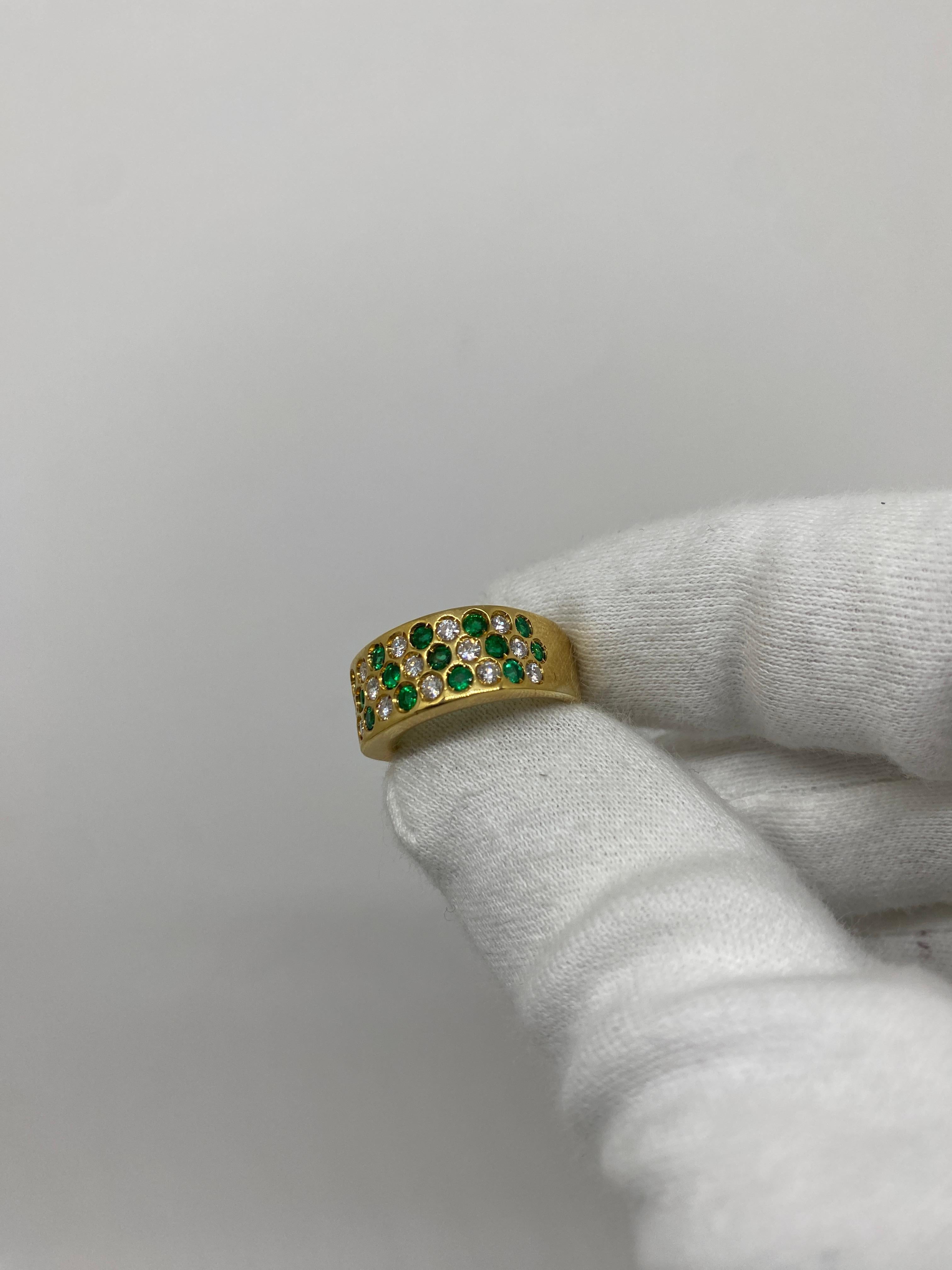 Ring made of 18kt yellow gold with natural brilliant-cut emeralds ct.0.51 and natural white brilliant-cut diamonds ct.0.55

Welcome to our jewelry collection, where every piece tells a story of timeless elegance and unparalleled craftsmanship. As a