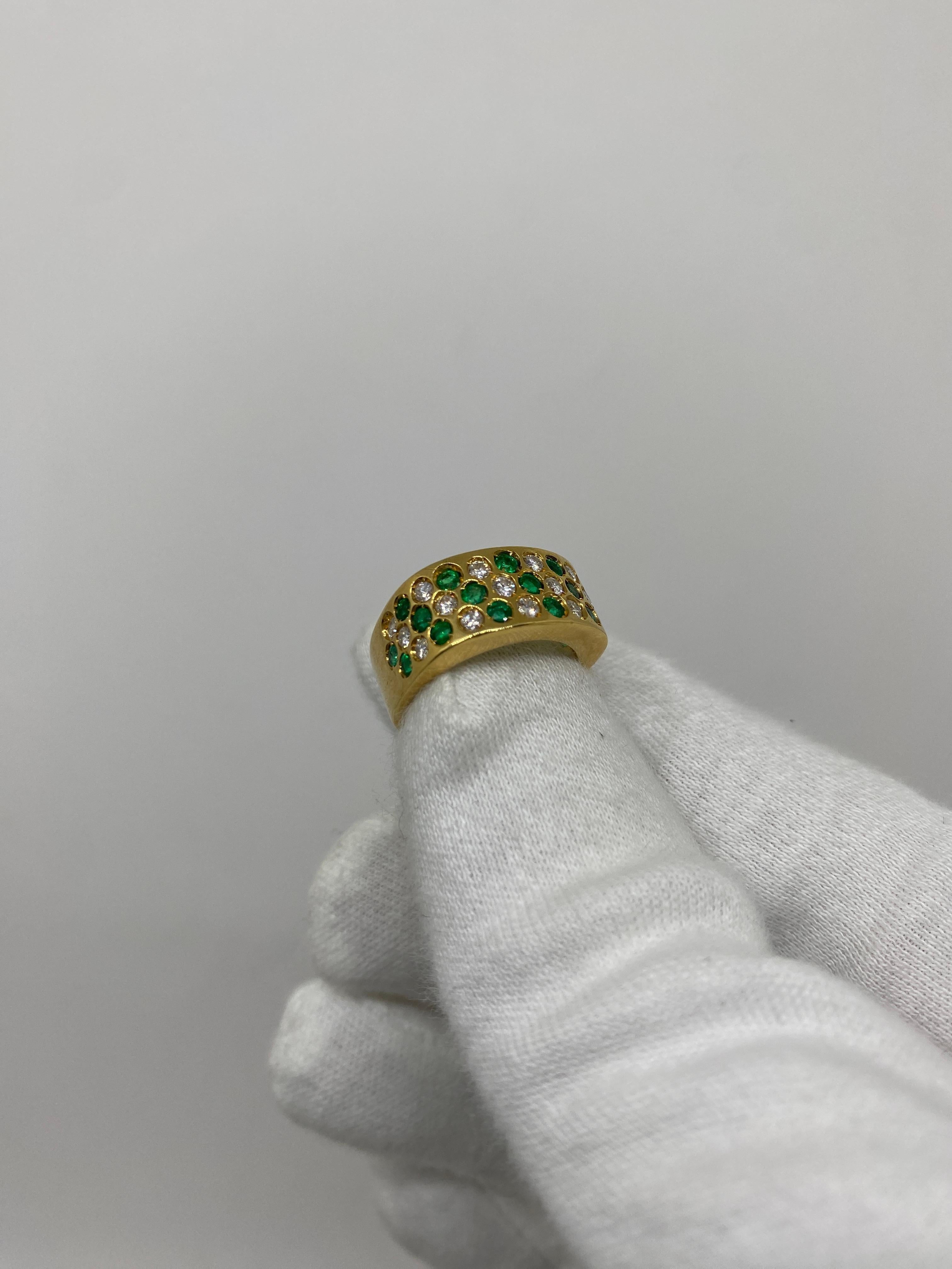 Brilliant Cut 18kt Yellow Gold Vintage Ring 0.55 Carat White Diamonds & 0.51 Emeralds For Sale