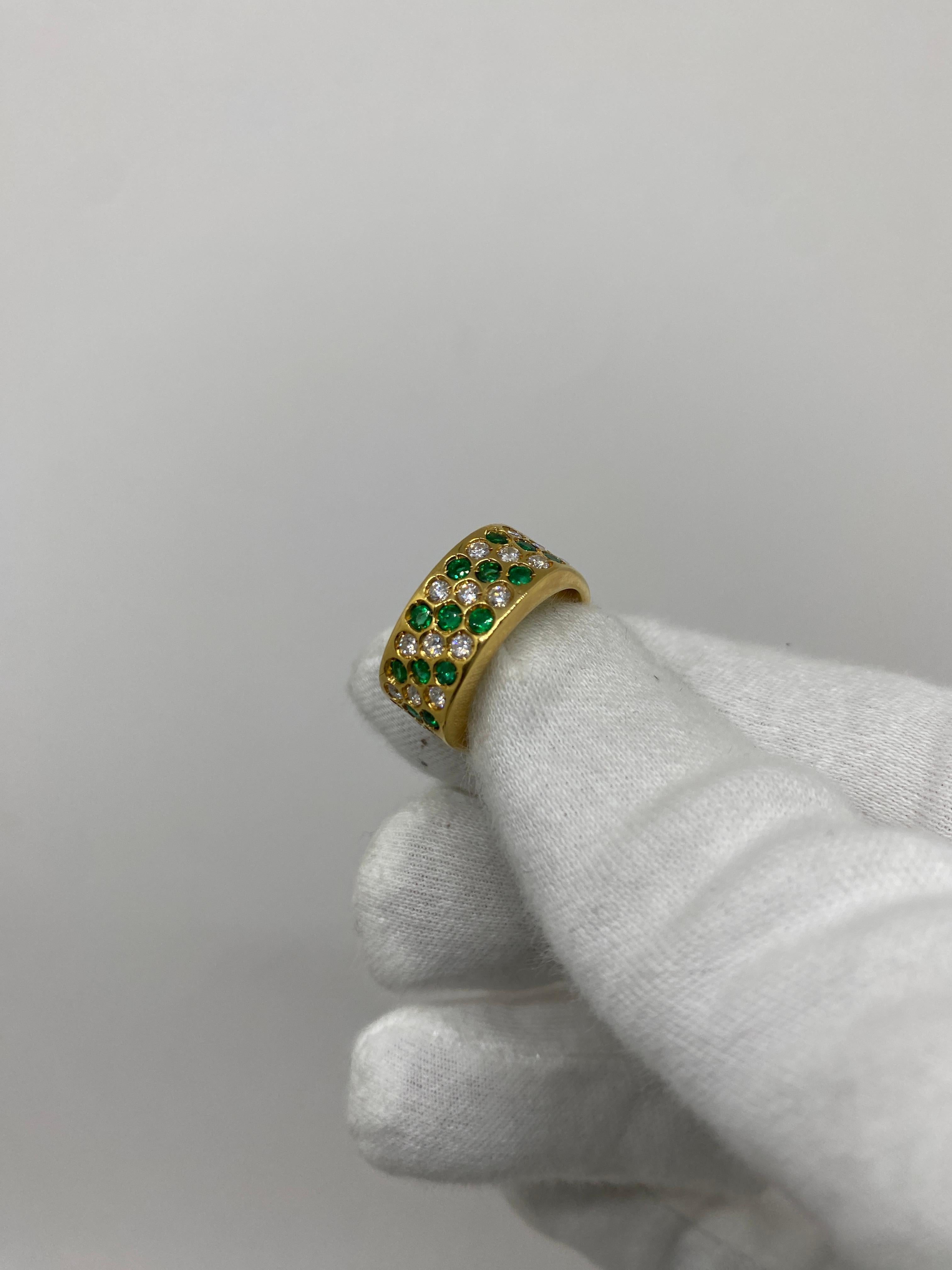 Women's or Men's 18kt Yellow Gold Vintage Ring 0.55 Carat White Diamonds & 0.51 Emeralds For Sale
