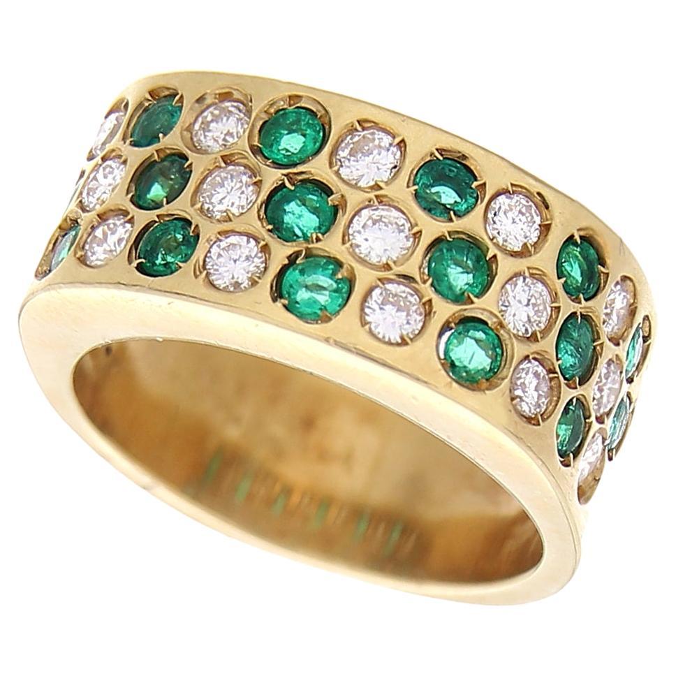 18kt Yellow Gold Vintage Ring 0.55 Carat White Diamonds & 0.51 Emeralds For Sale