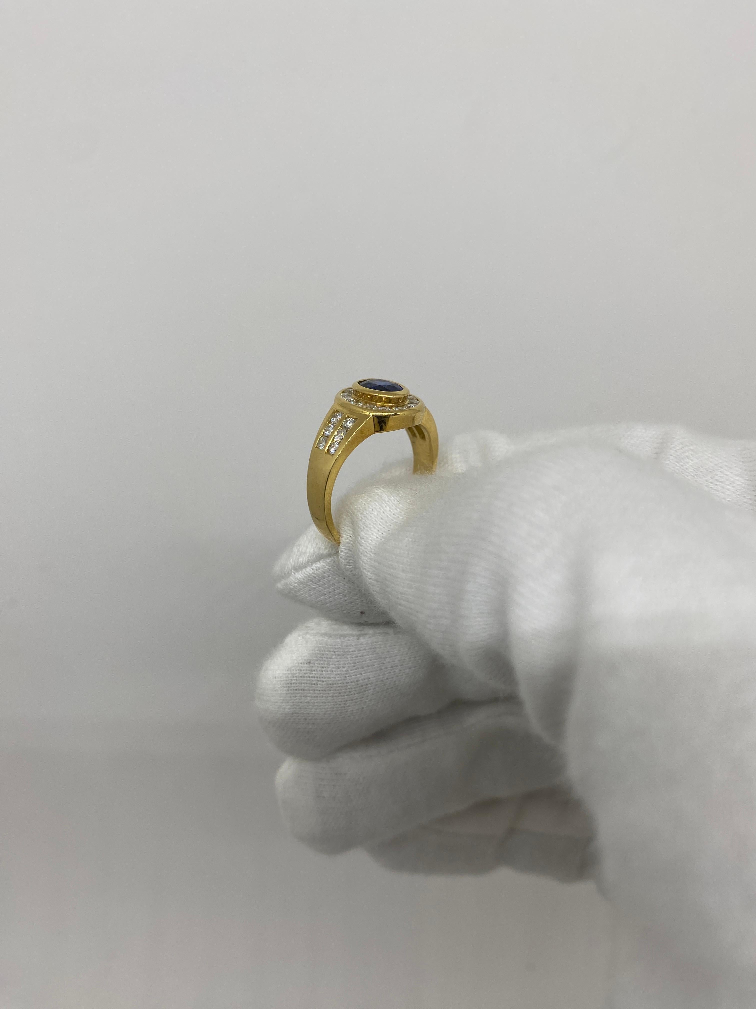 Brilliant Cut 18 Karat Yellow Gold Vintage Ring 0.90 Ct Oval Sapphire & 0.51 Ct White Diamonds For Sale