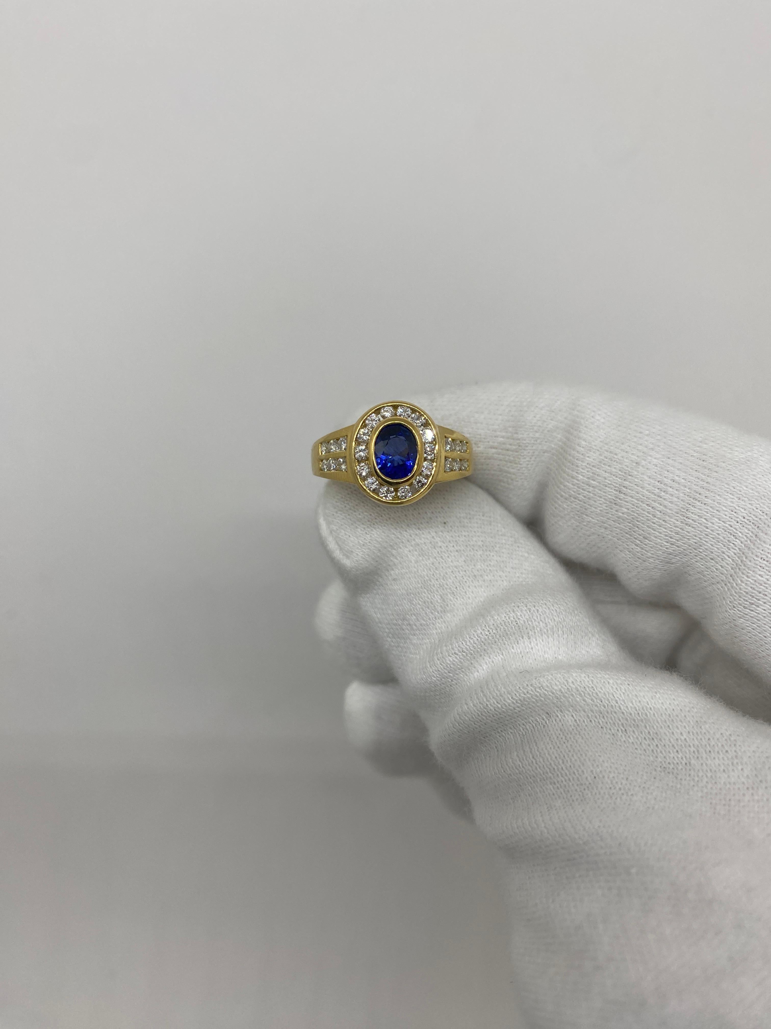 18 Karat Yellow Gold Vintage Ring 0.90 Ct Oval Sapphire & 0.51 Ct White Diamonds In Excellent Condition For Sale In Bergamo, BG