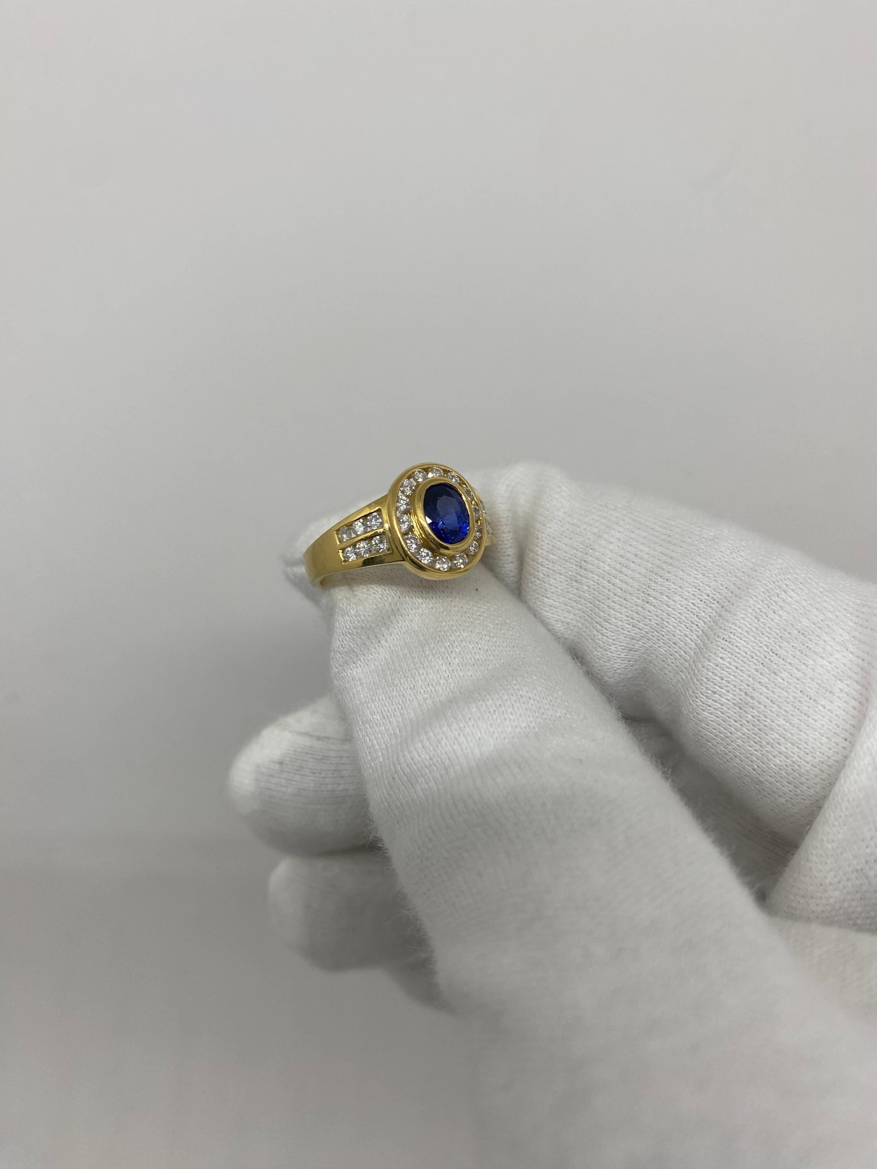 18 Karat Yellow Gold Vintage Ring 0.90 Ct Oval Sapphire & 0.51 Ct White Diamonds For Sale 1