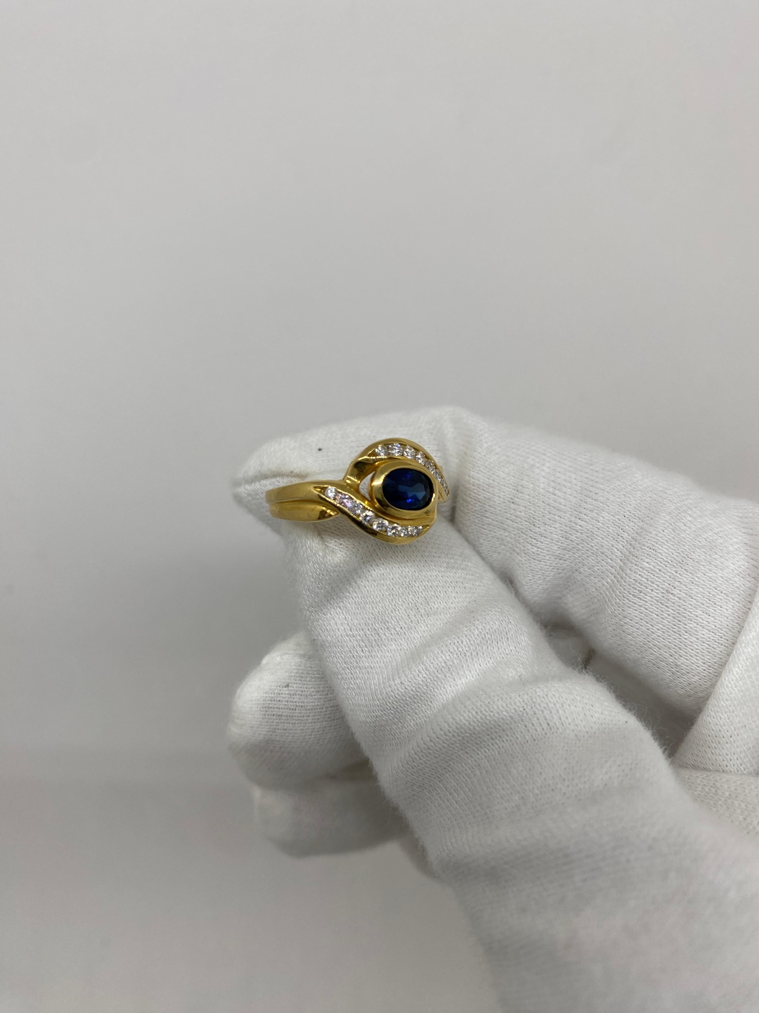 Brilliant Cut 18kt Yellow Gold Vintage Ring 1.01 Blue Sapphire & 0.29ct White Diamonds For Sale