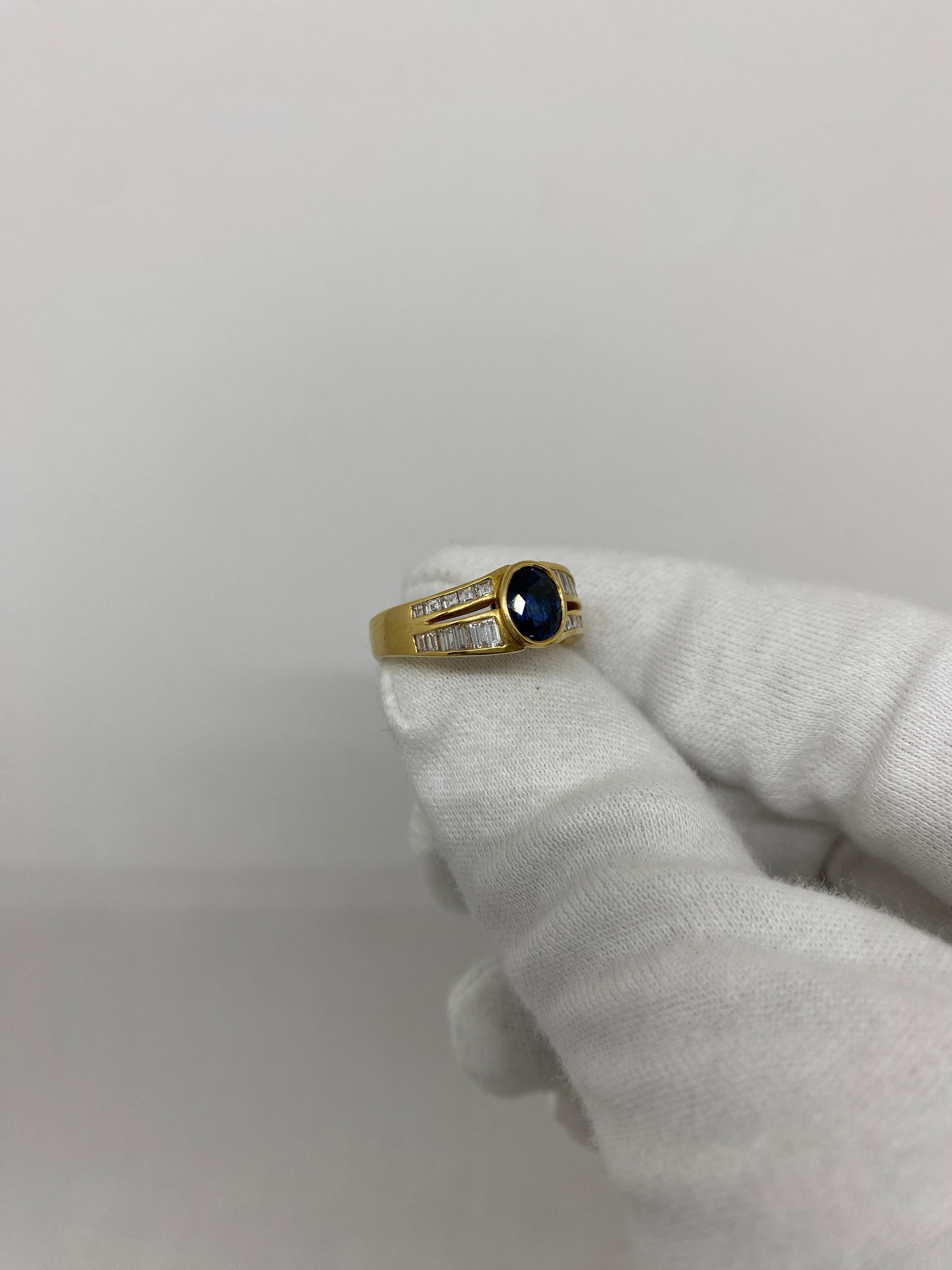 18kt Yellow Gold Vintage Ring 1.51 Ct Blue Sapphire & 0.89 Ct White Diamonds In Excellent Condition For Sale In Bergamo, BG