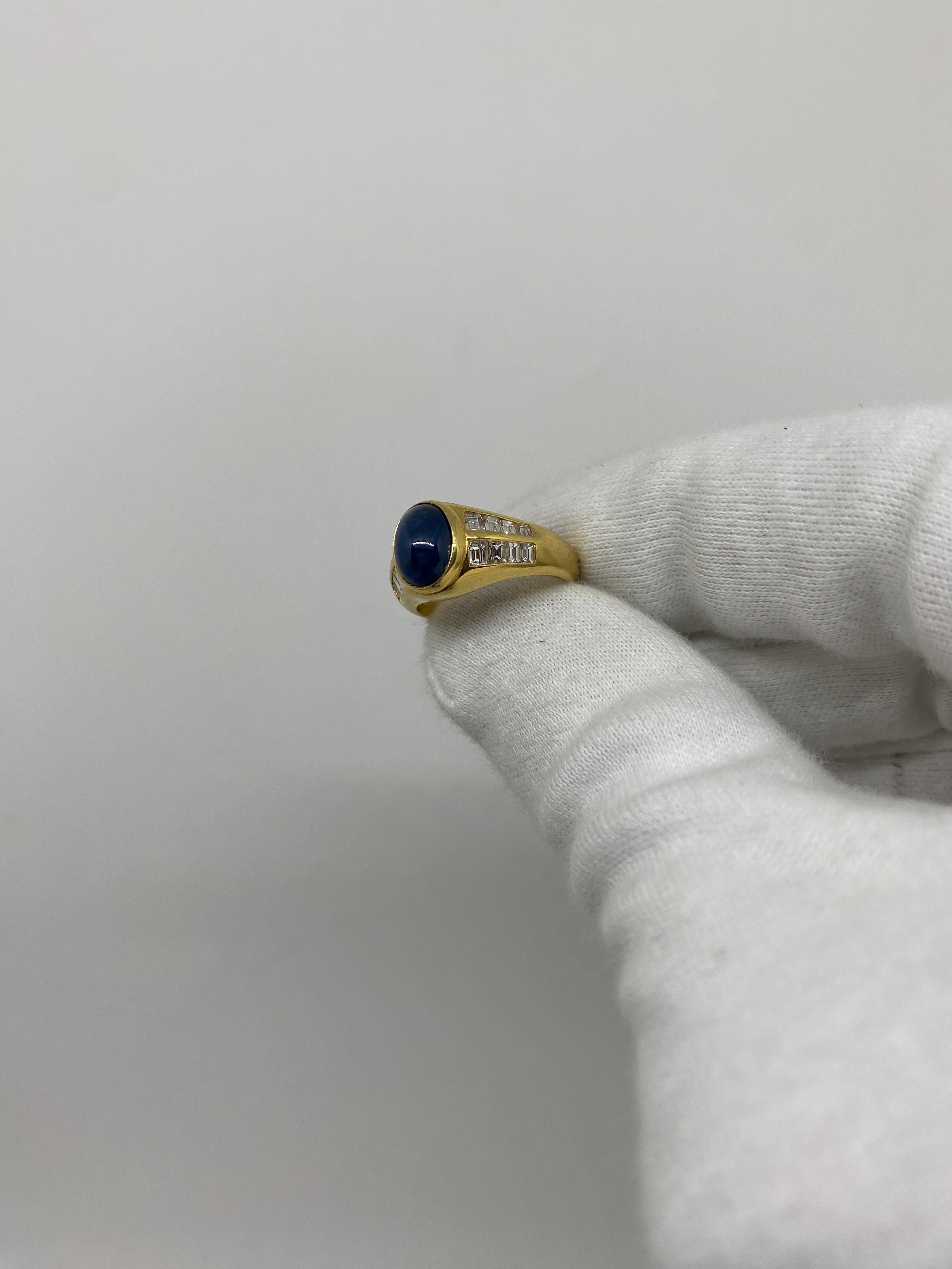 18kt Yellow Gold Vintage Ring 2.80ct Blue Cabochon Sapphire & 0.97ct Diamonds In Excellent Condition For Sale In Bergamo, BG
