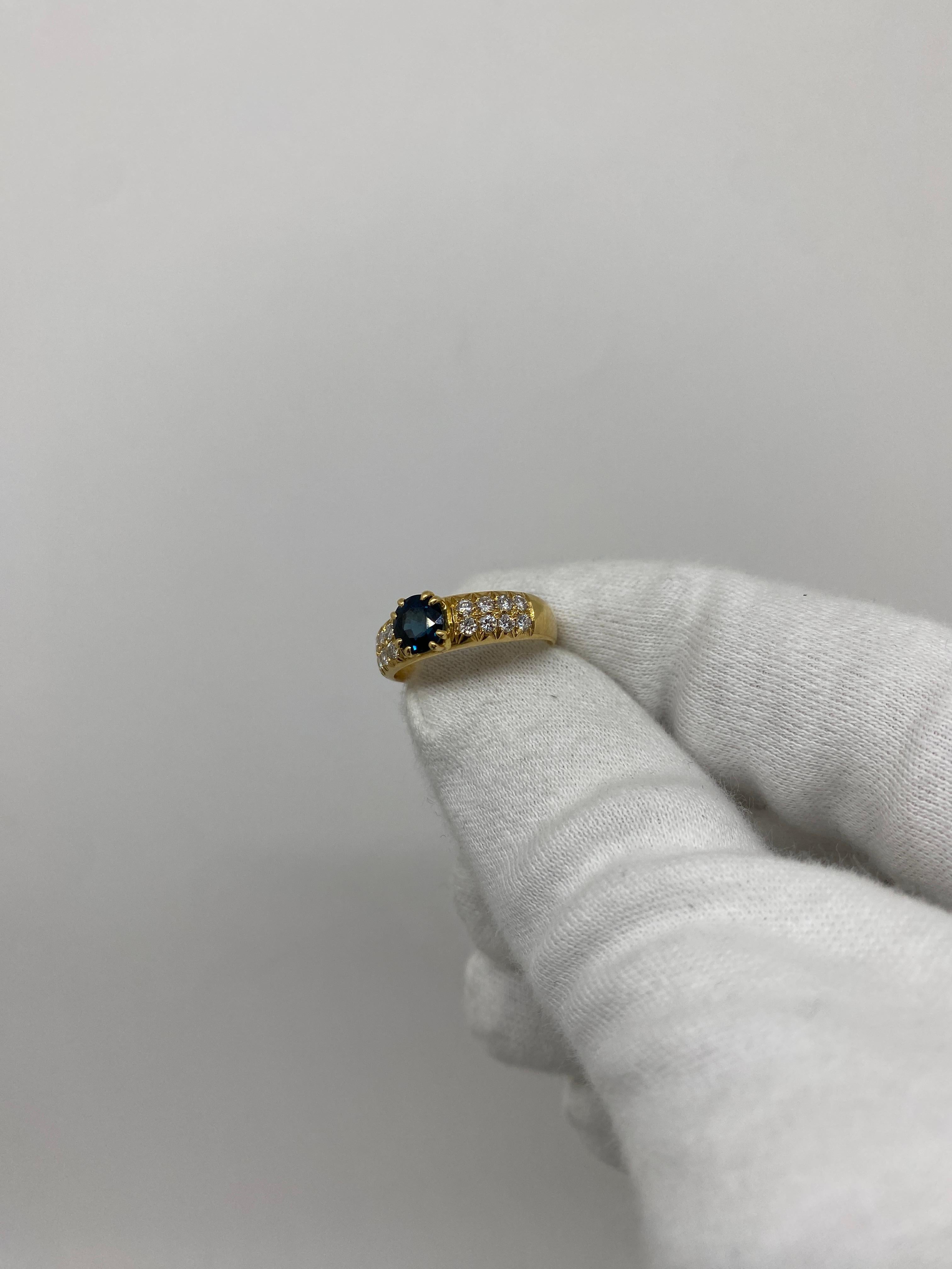 Brilliant Cut 18 Karat Yellow Gold Vintage Ring Blue Sapphires & White Diamonds For Sale