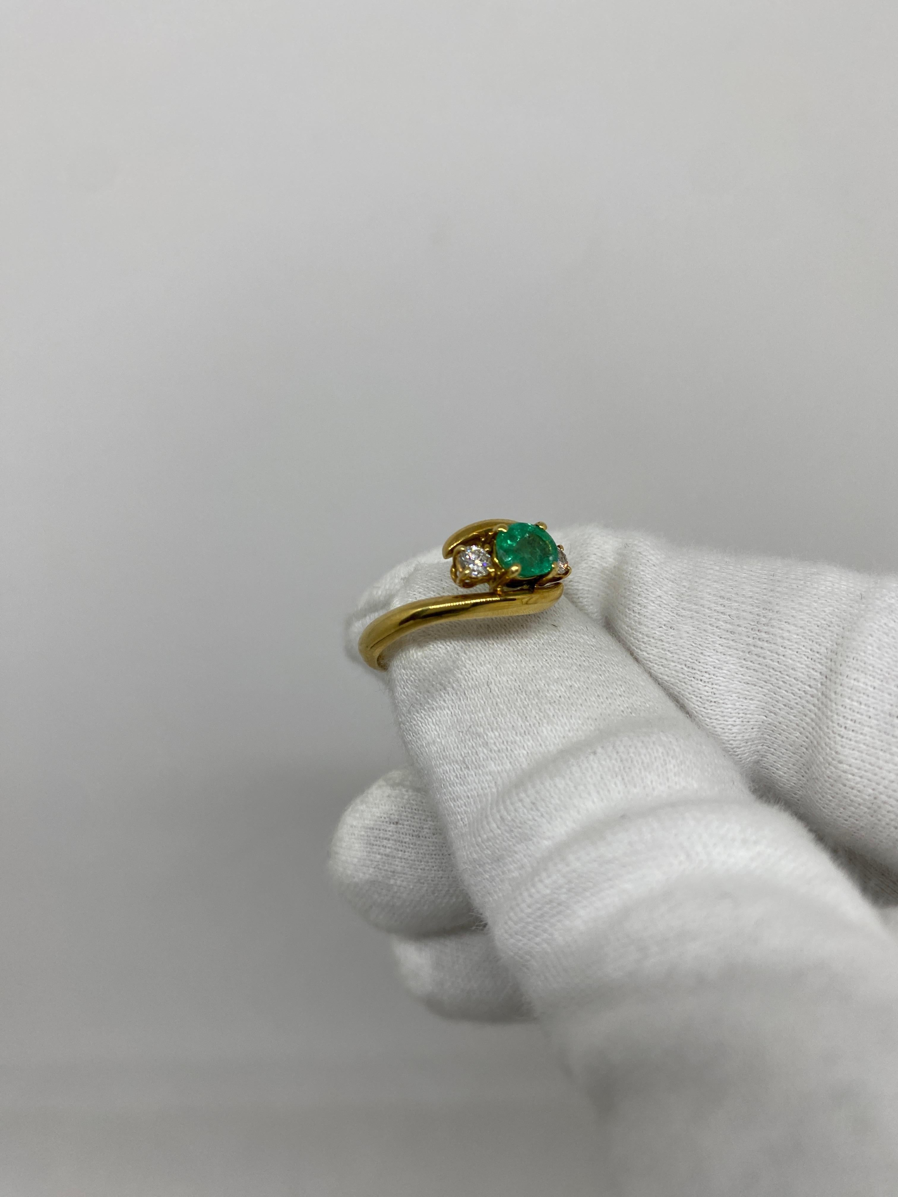 Ring made of 18kt yellow gold with oval-cut natural emerald and natural white brilliant-cut diamonds

Welcome to our jewelry collection, where every piece tells a story of timeless elegance and unparalleled craftsmanship. As a family-run business in