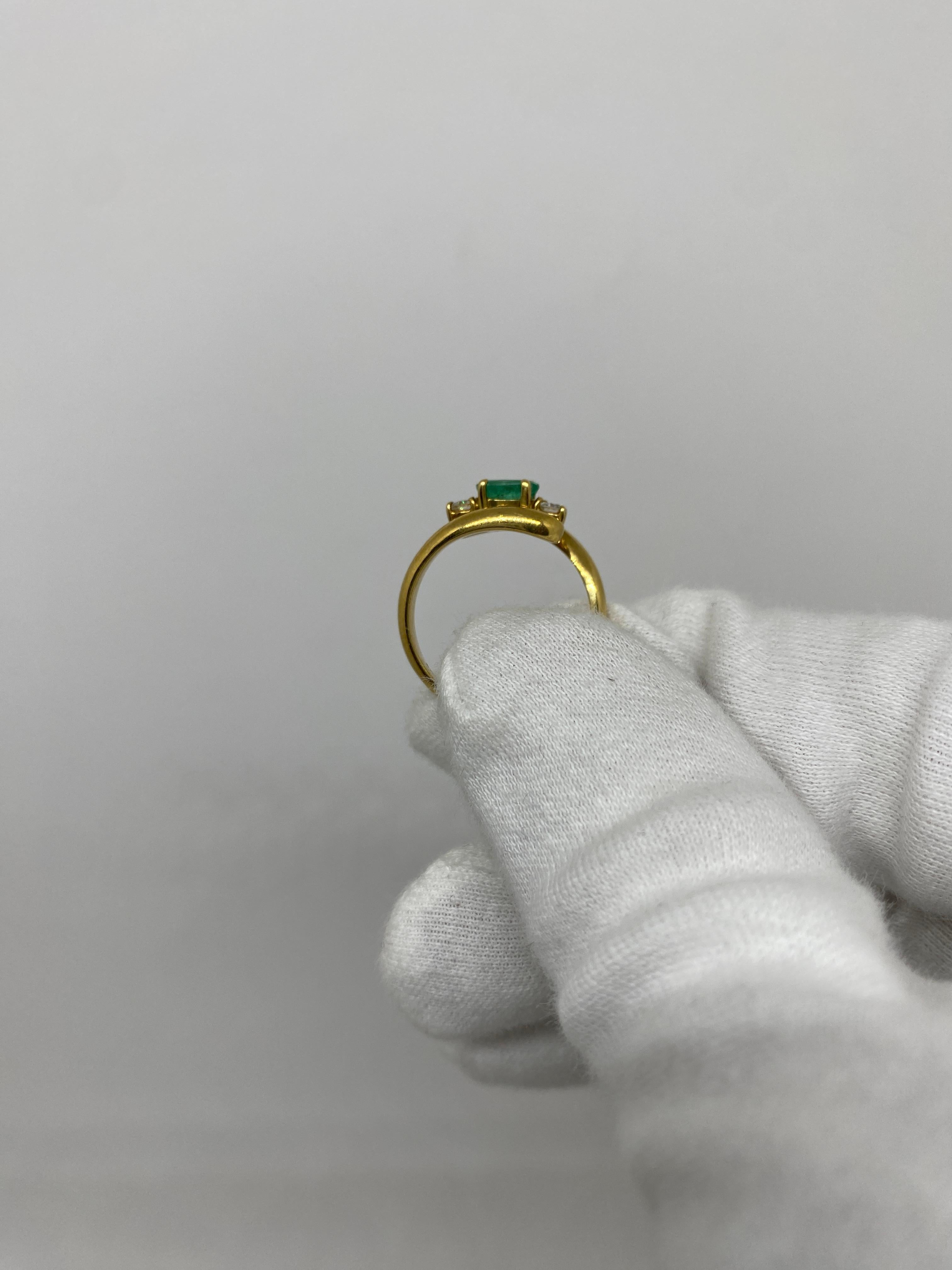 Brilliant Cut 18 Karat Yellow Gold Vintage Ring Emerald and White Diamond For Sale
