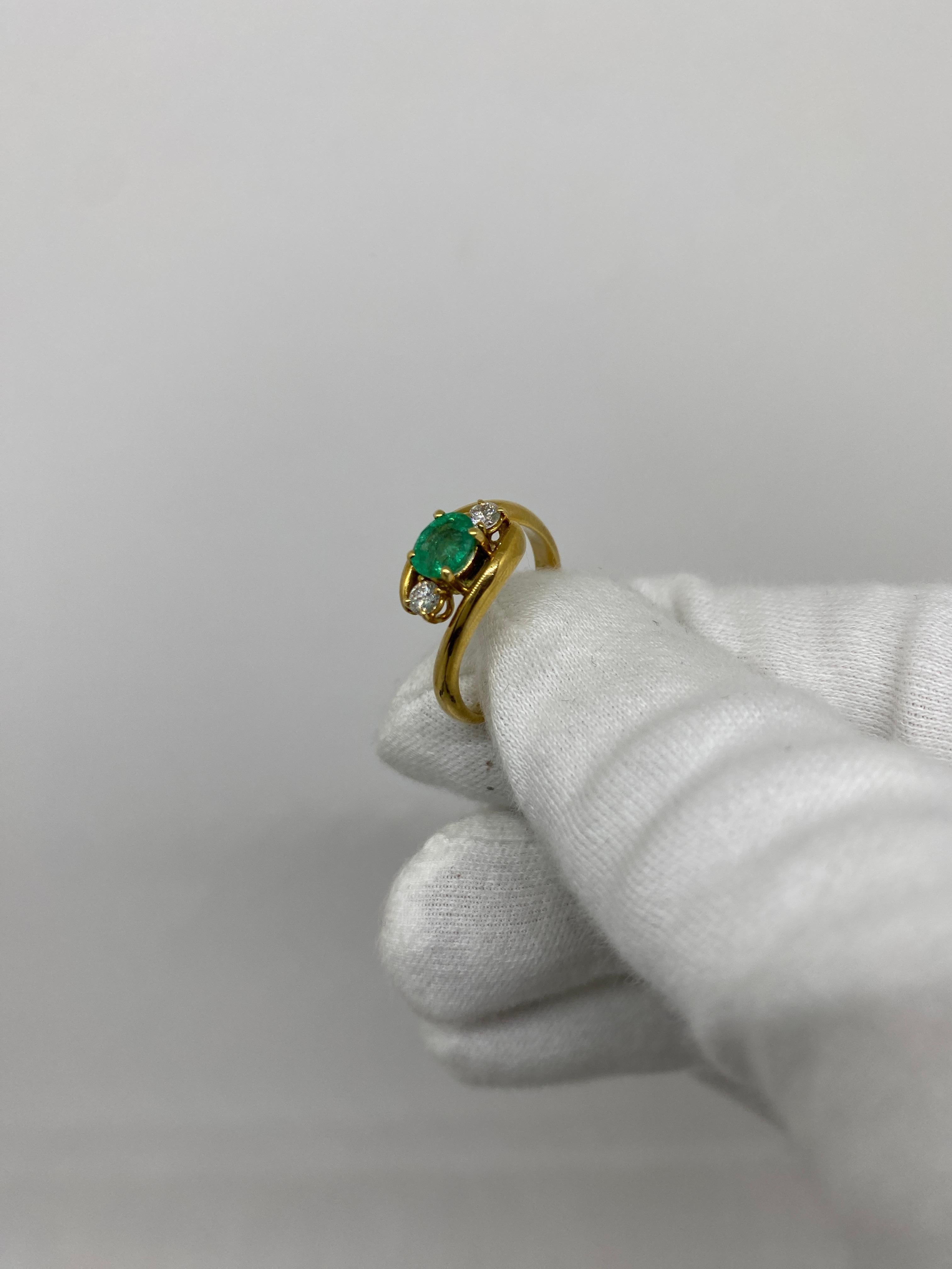 18 Karat Yellow Gold Vintage Ring Emerald and White Diamond In Excellent Condition For Sale In Bergamo, BG
