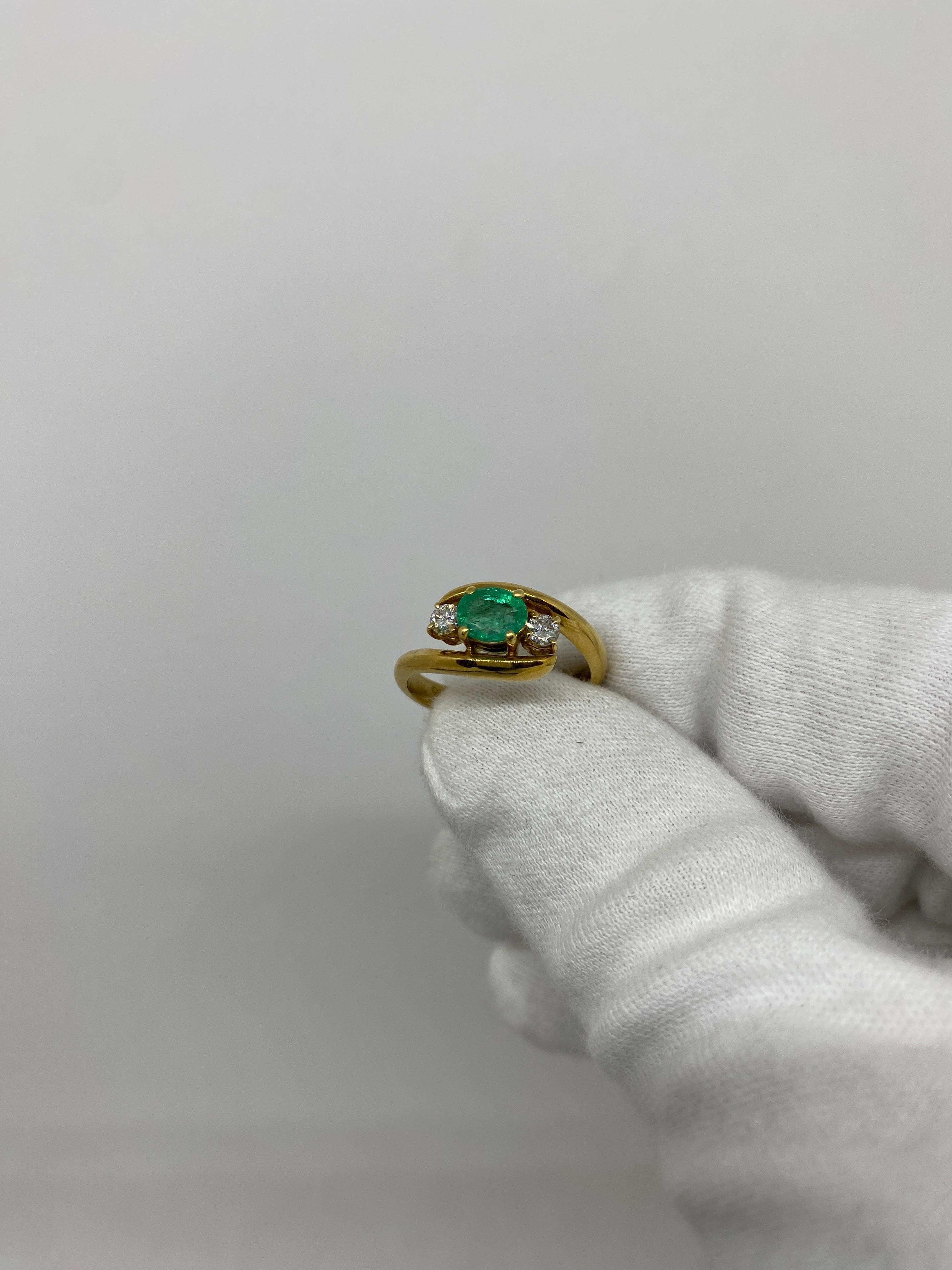 Women's or Men's 18 Karat Yellow Gold Vintage Ring Emerald and White Diamond For Sale