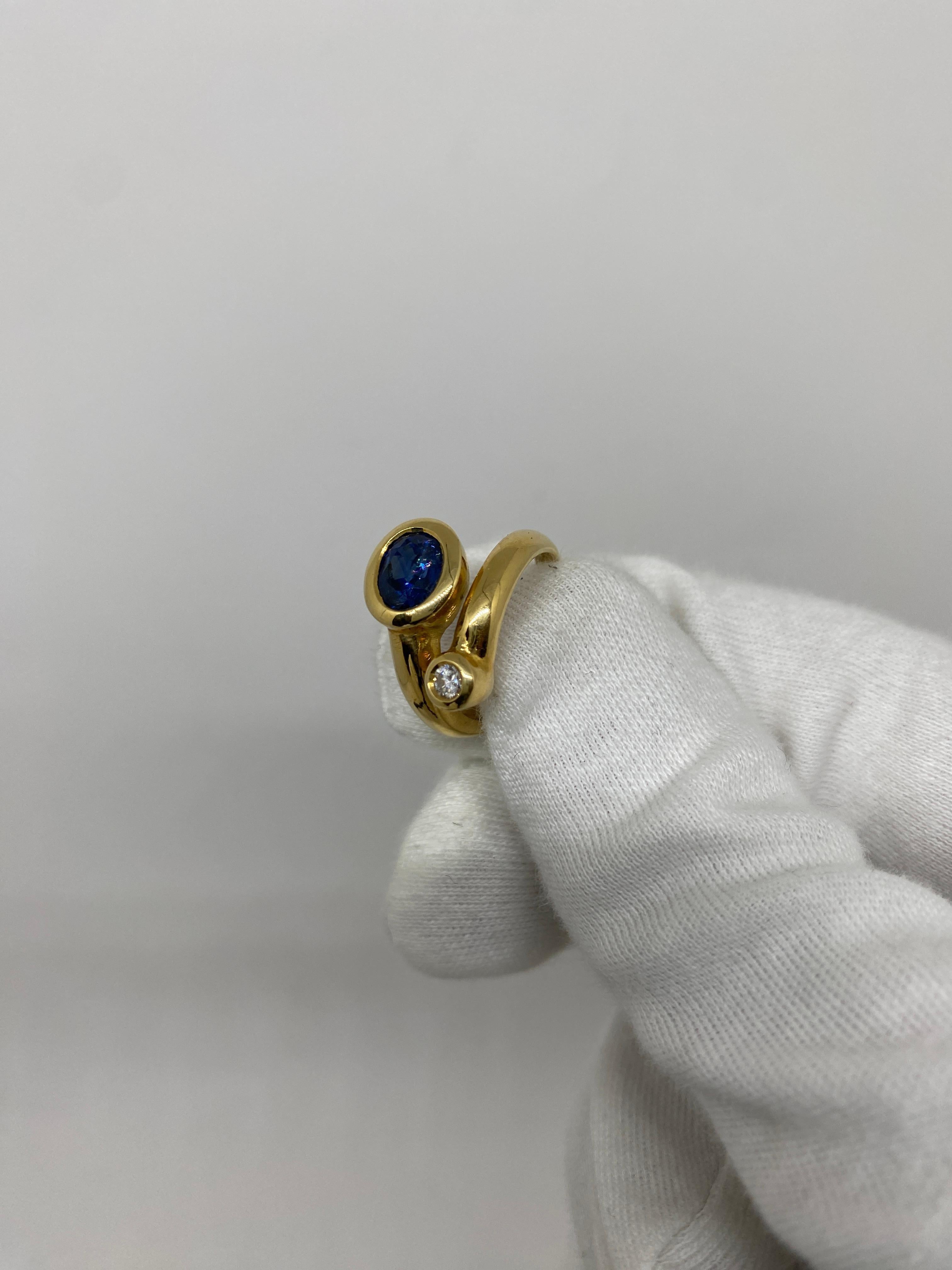 18 Karat Yellow Gold Vintage Ring White Diamond and Blue Sapphire For Sale 1
