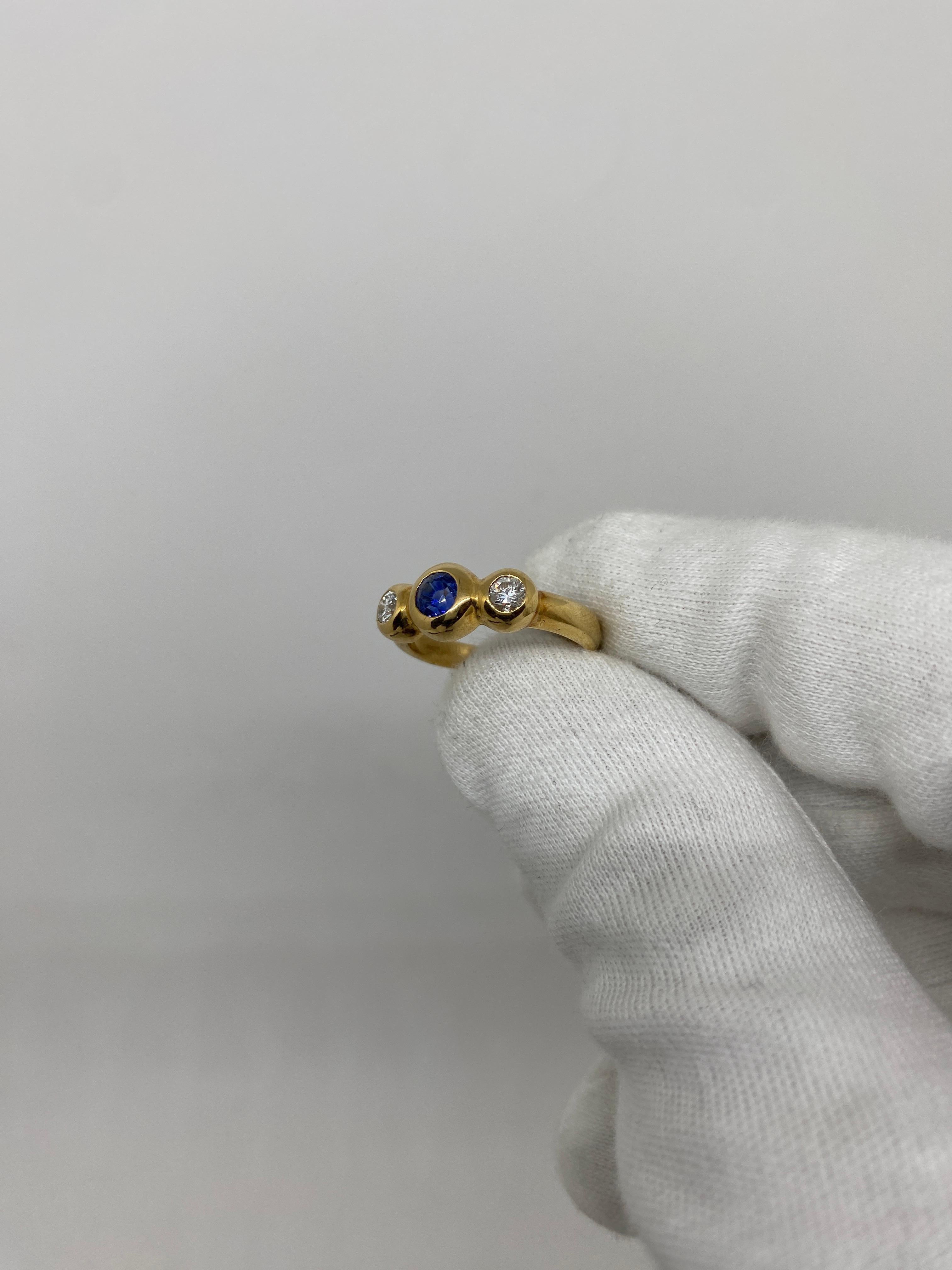 Ring made of 18kt yellow gold with brilliant-cut sapphire and two natural white brilliant-cut diamonds

Welcome to our jewelry collection, where every piece tells a story of timeless elegance and unparalleled craftsmanship. As a family-run business