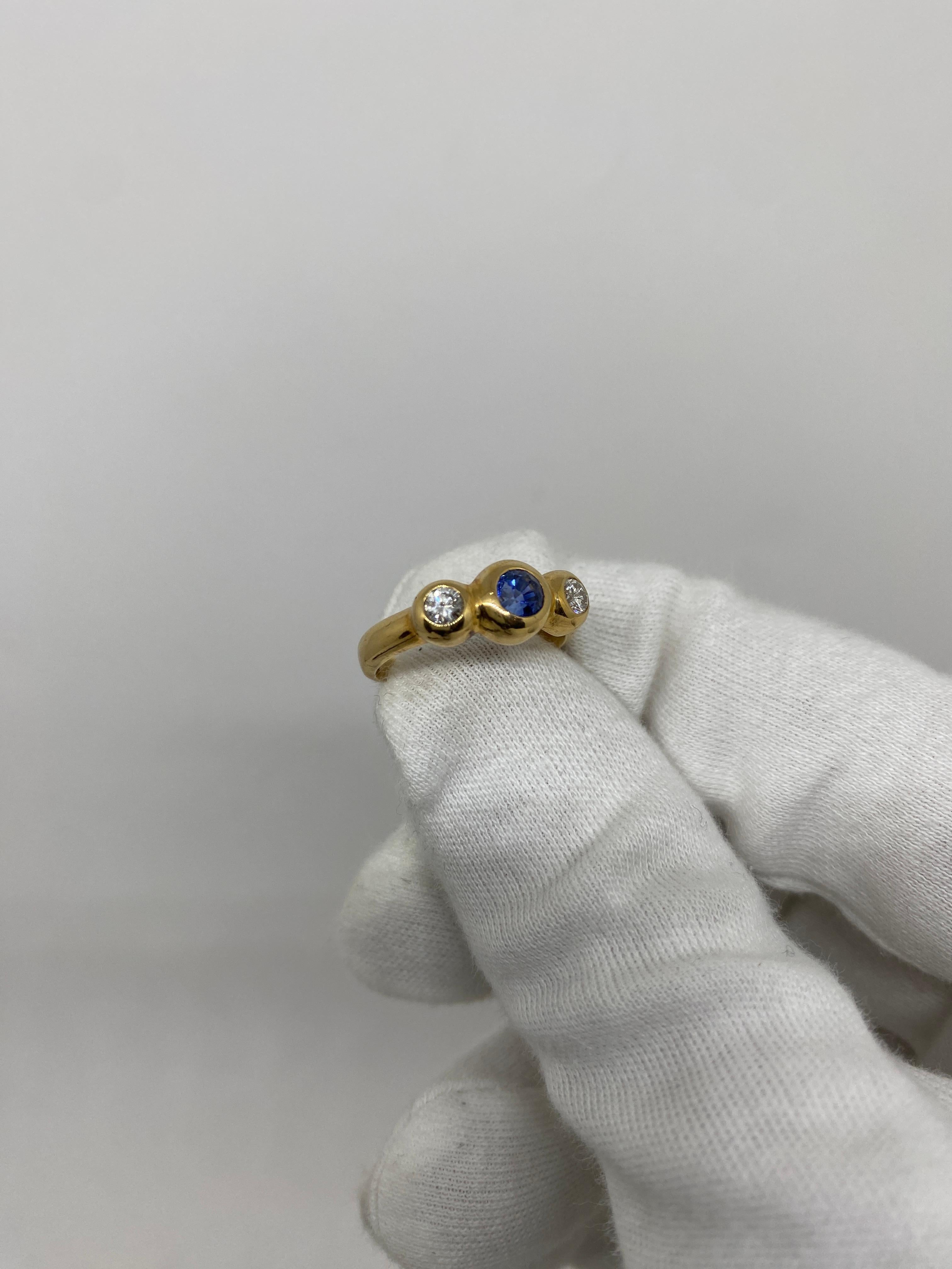 Taille brillant Bague vintage en or jaune 18 carats avec diamants blancs et saphirs bleus en vente