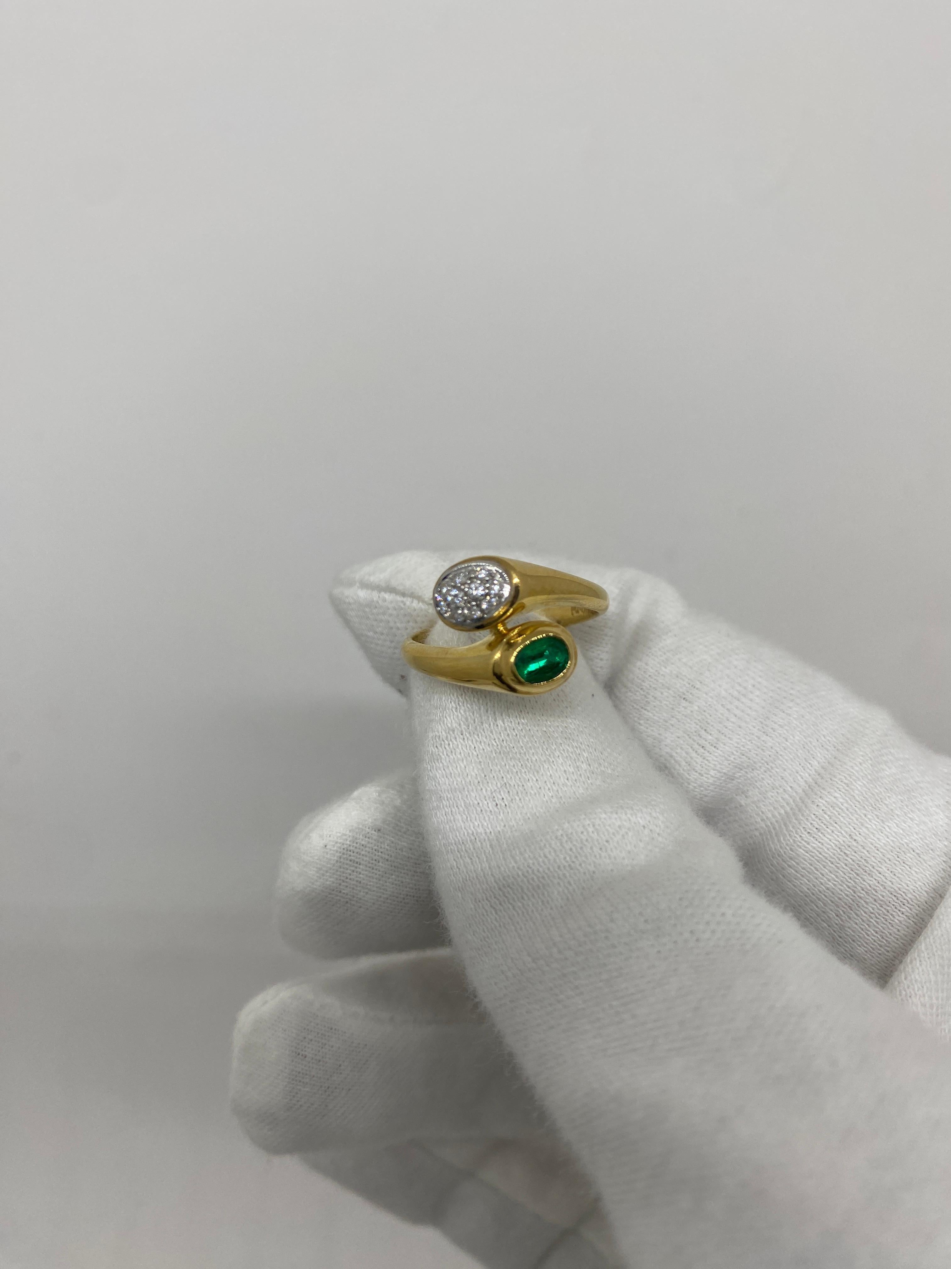 18 Karat Yellow Gold Vintage Ring White Diamonds & Green Emerald In Excellent Condition For Sale In Bergamo, BG