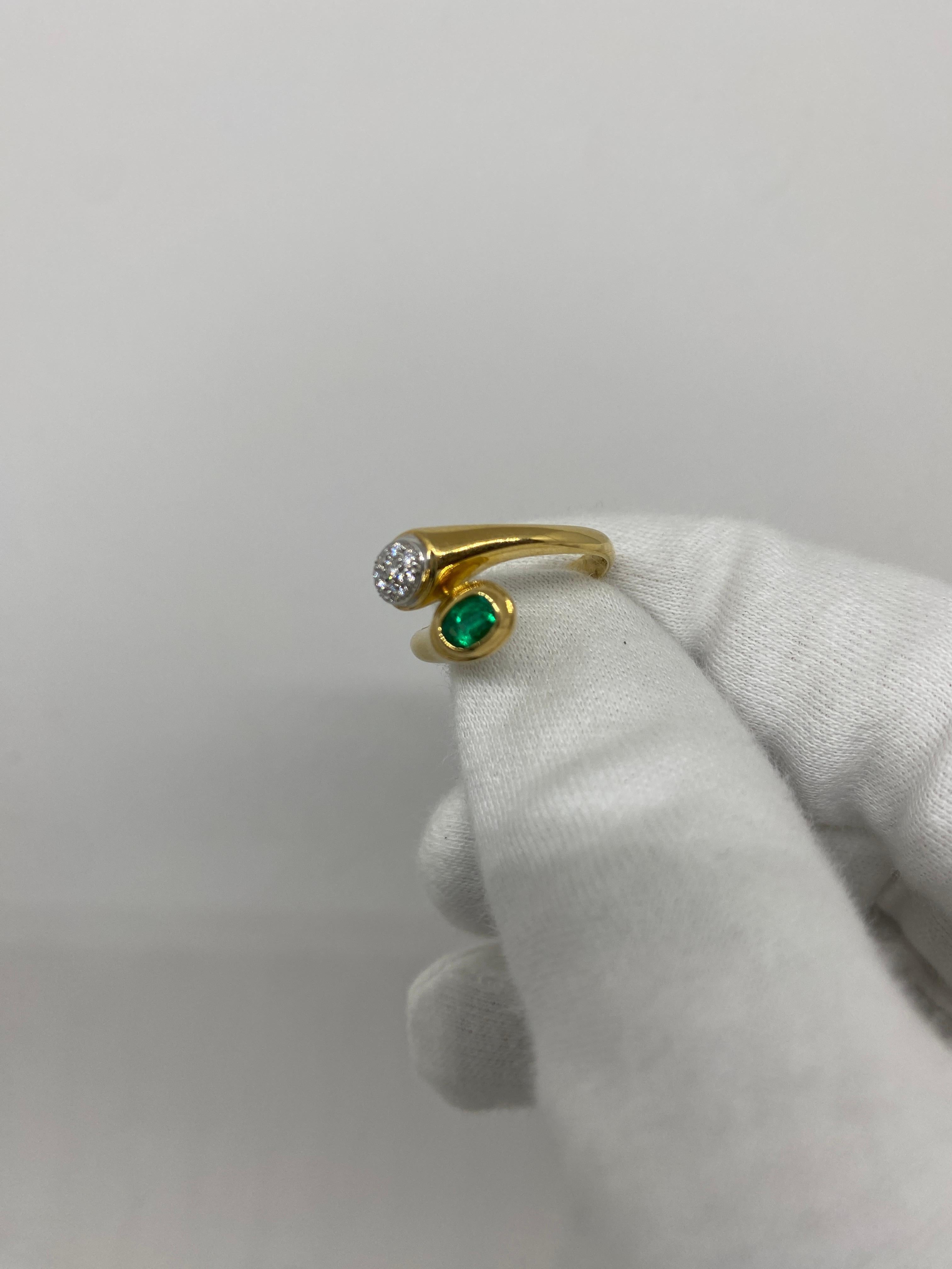 Women's or Men's 18 Karat Yellow Gold Vintage Ring White Diamonds & Green Emerald For Sale
