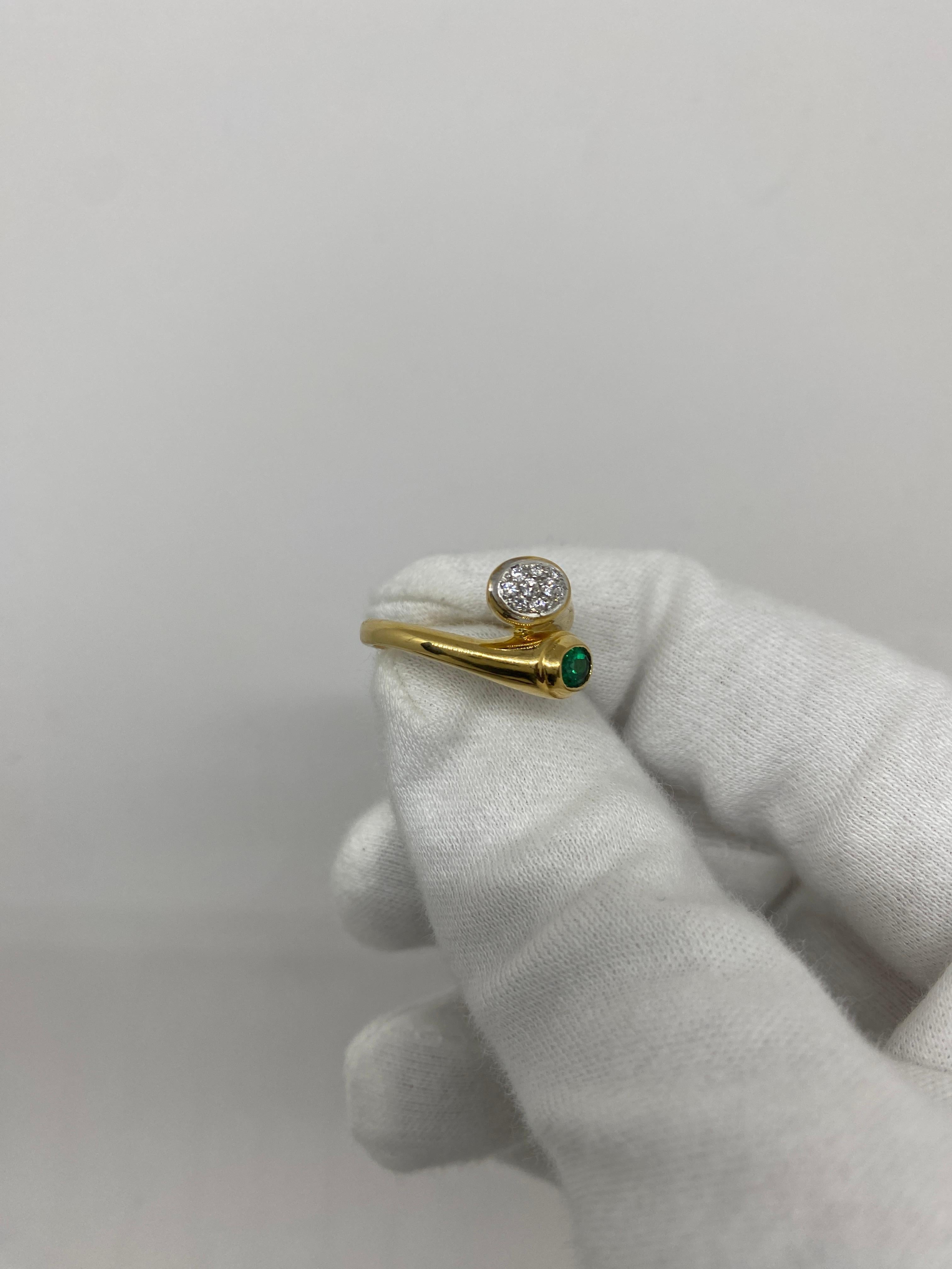 18 Karat Yellow Gold Vintage Ring White Diamonds & Green Emerald For Sale 1