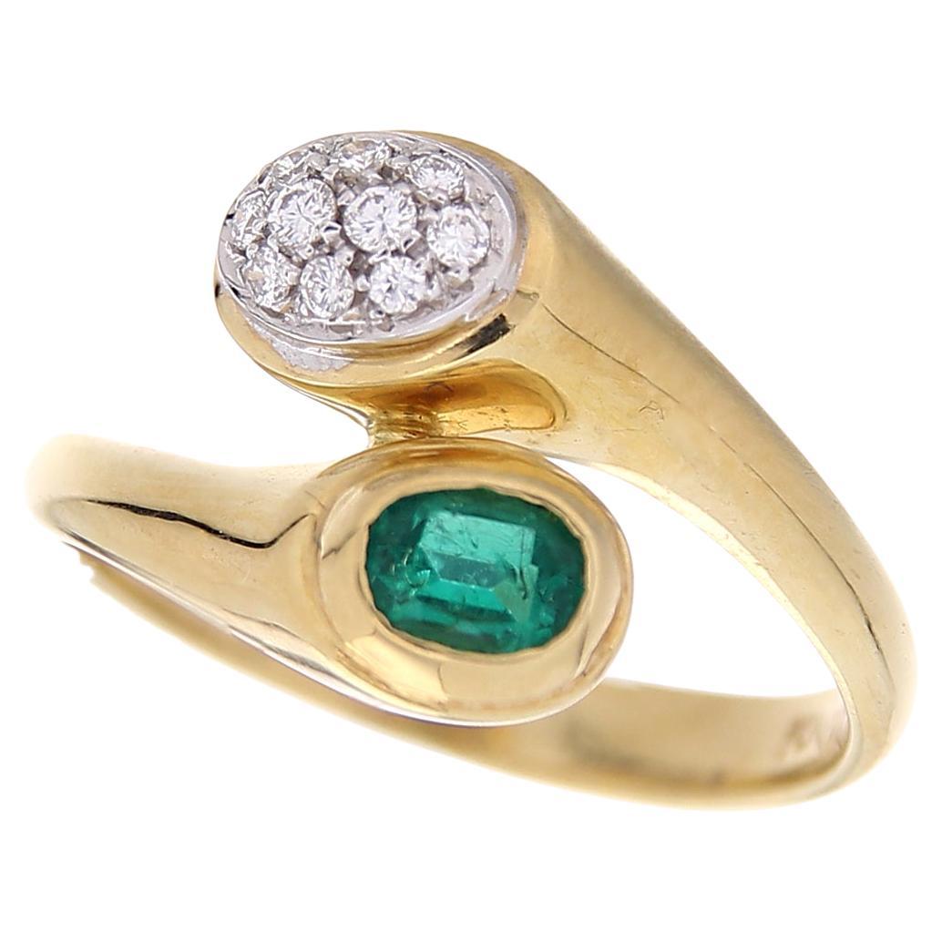 18 Karat Yellow Gold Vintage Ring White Diamonds & Green Emerald For Sale