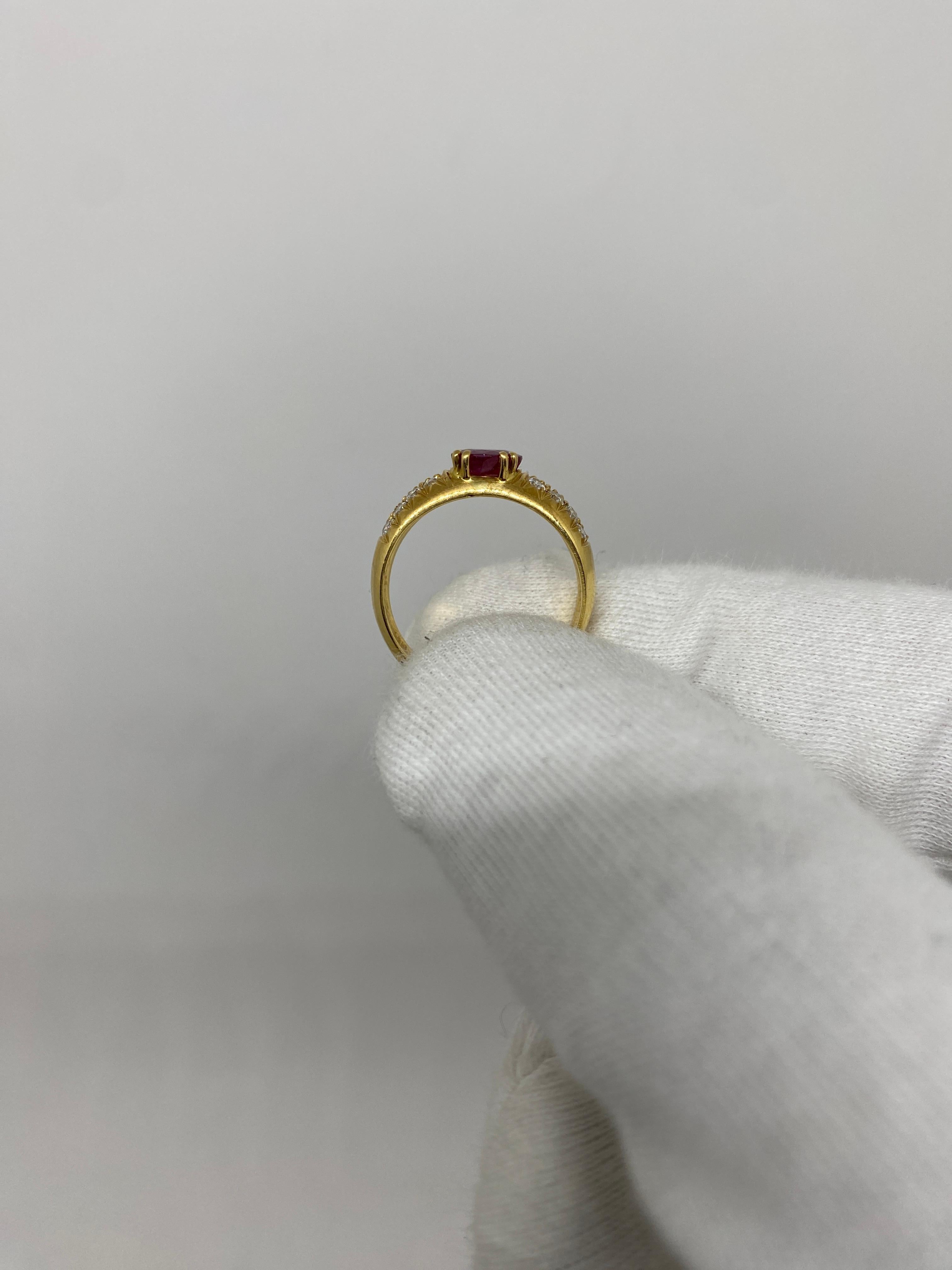 Brilliant Cut 18 Karat Yellow Gold Vintage Ring White Diamonds Pavé & Red Ruby For Sale
