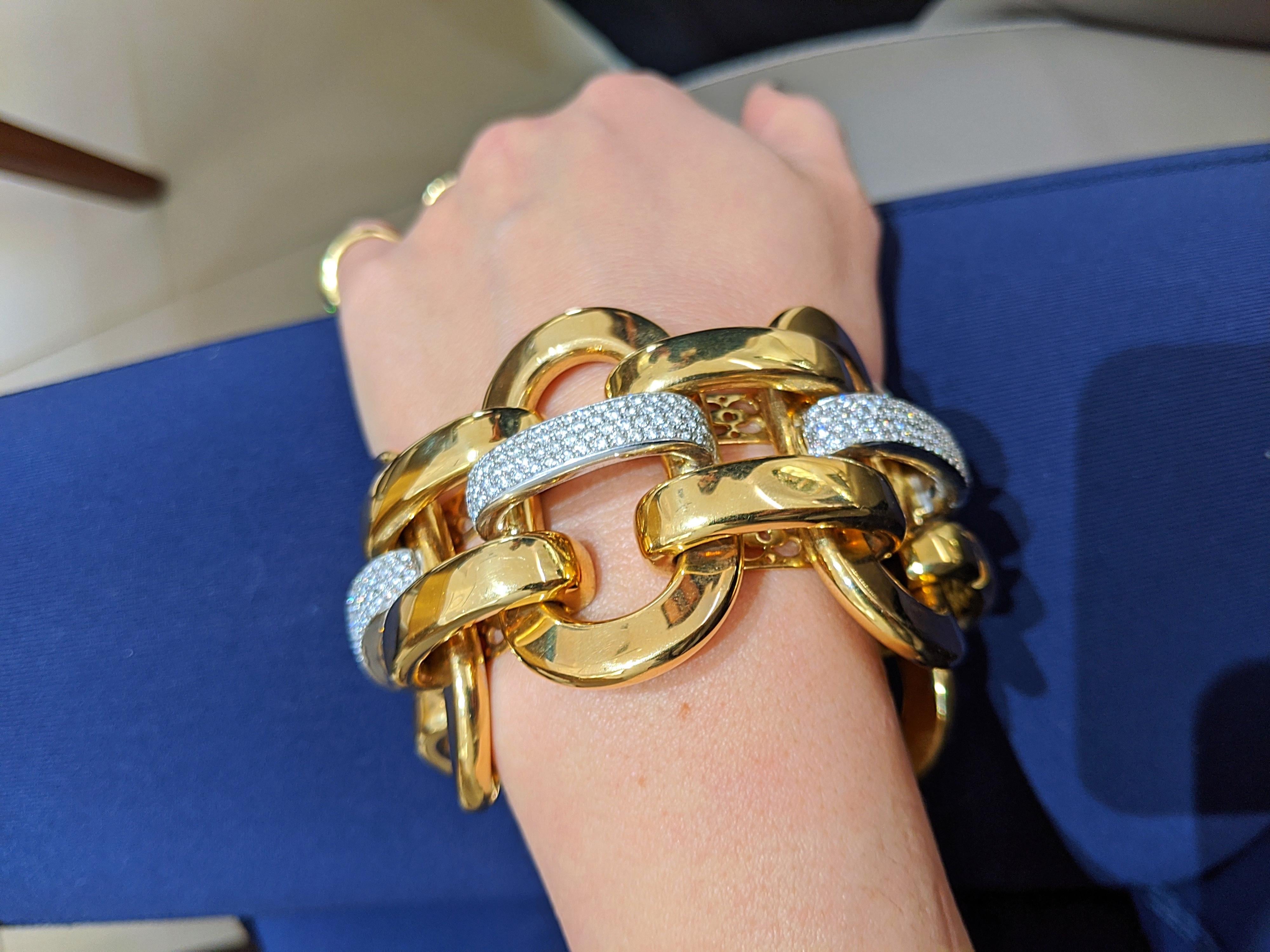 Moderne Bracelet à maillons larges en or jaune 18 carats avec 5,64 carats de diamants en vente