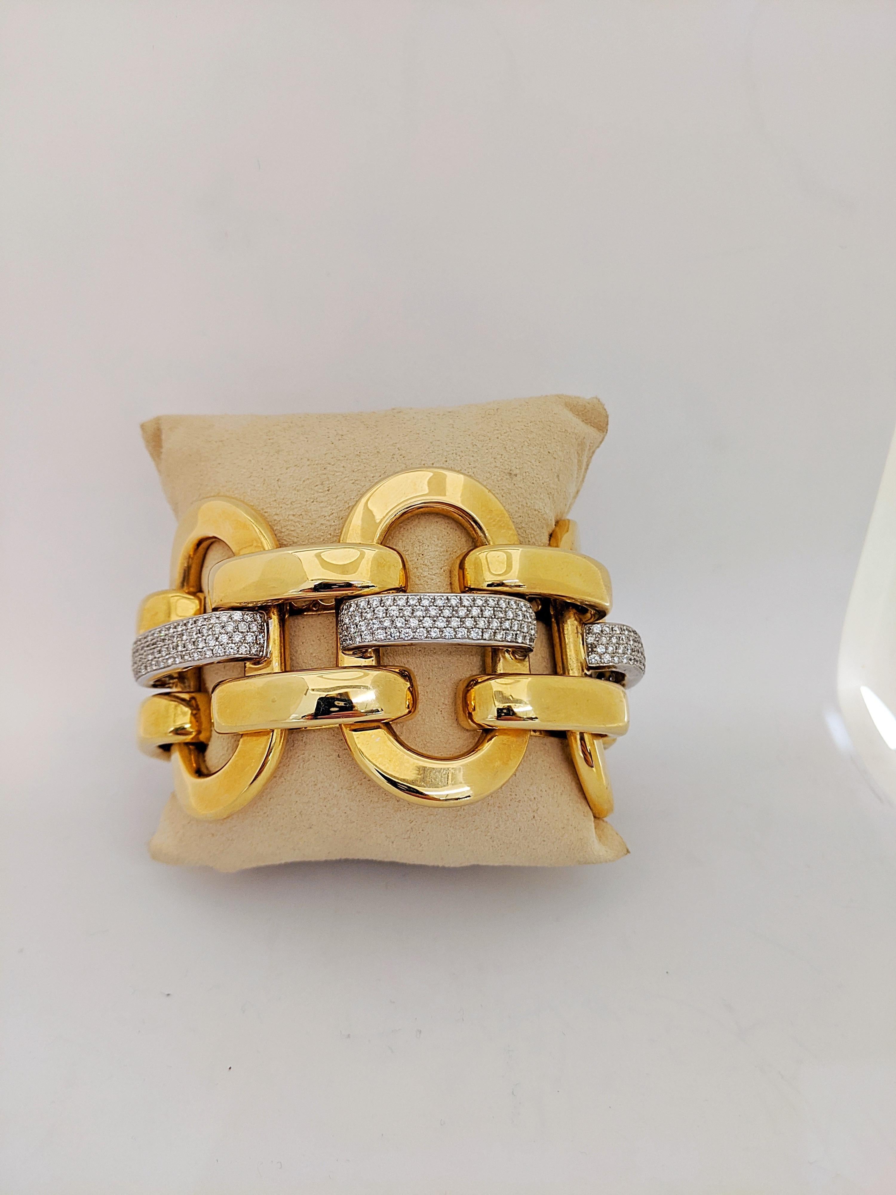Bracelet à maillons larges en or jaune 18 carats avec 5,64 carats de diamants Neuf - En vente à New York, NY