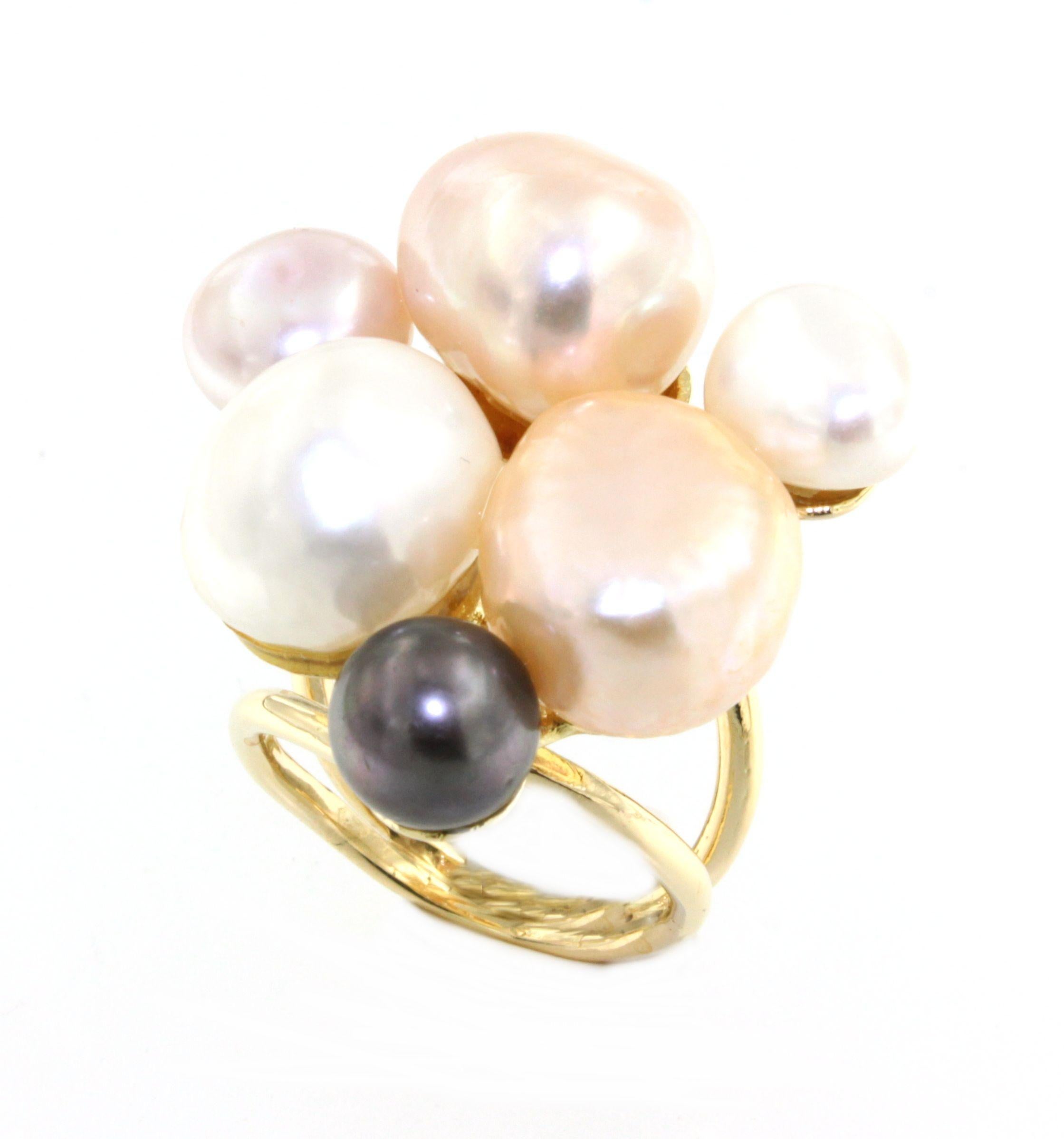 Anello cocktail moderno e alla moda in oro giallo 18kt con perle di diverse dimensioni e colori  Realizzato a mano in Italia dalla Gioielleria Stanoppi dal 1948.  Disegnato dalla stilista Gisella per i suoi nuovi gioielli della collezione