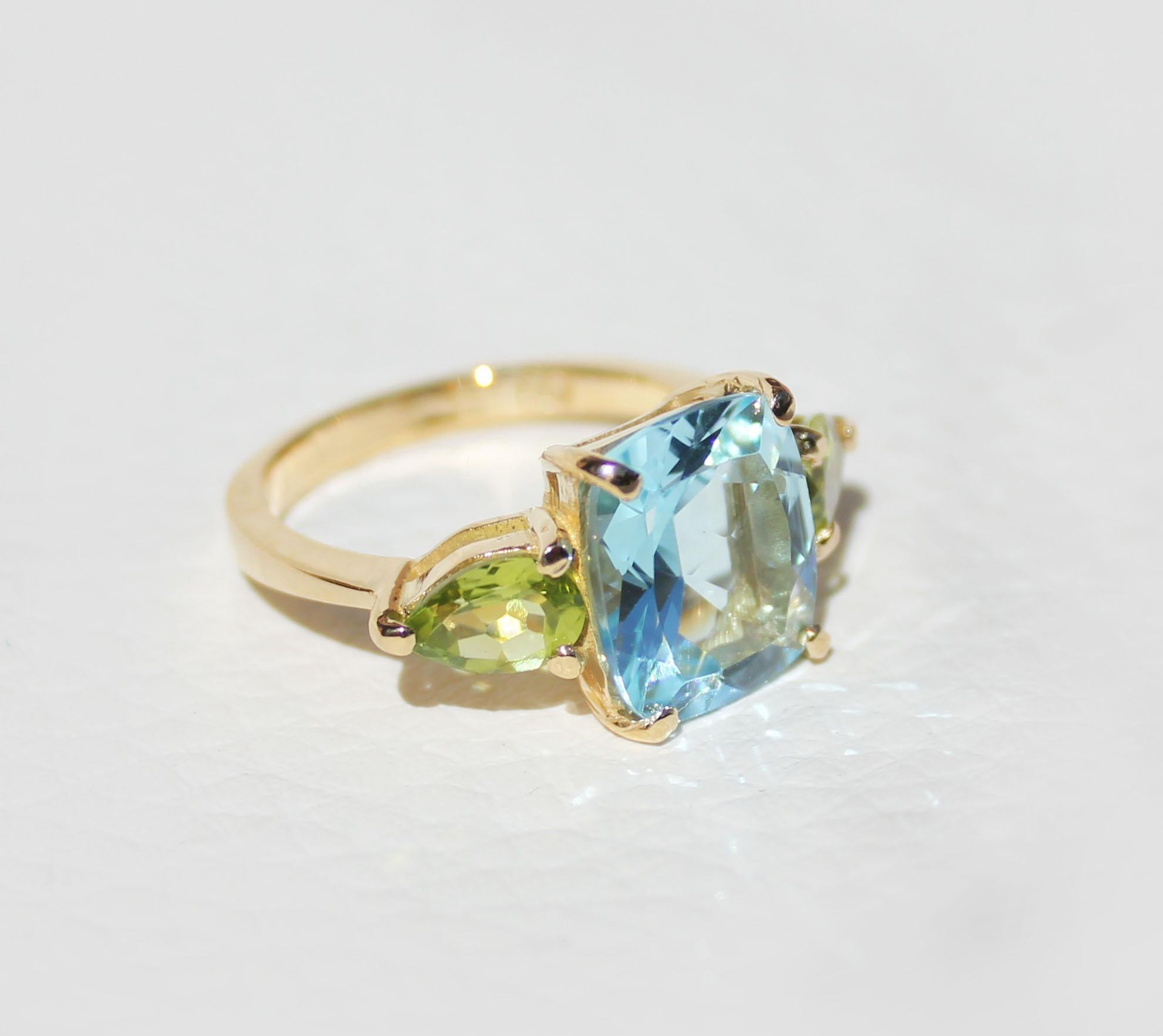 Antique Cushion Cut 18kt Yellow Gold wiht Peridot and Blue Topaz Timeless Modern Classic Ring For Sale
