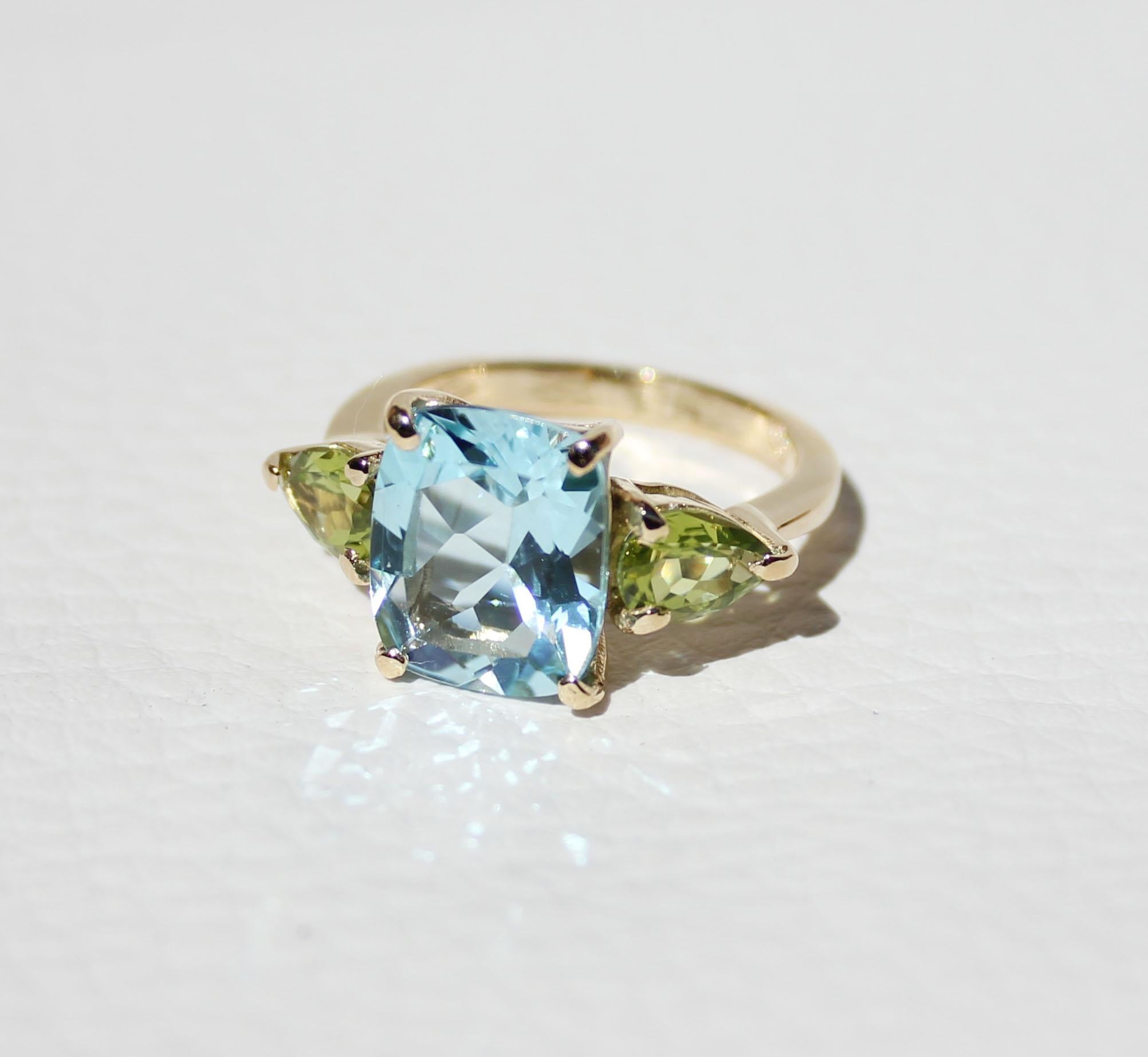 18kt Yellow Gold wiht Peridot and Blue Topaz Timeless Modern Classic Ring In New Condition For Sale In GALLARATE, IT