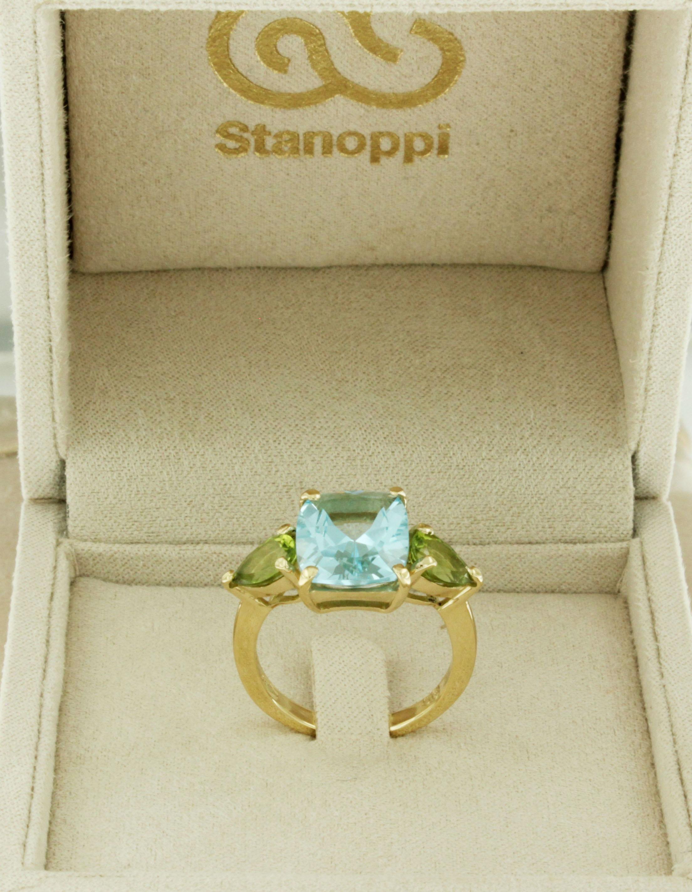 Women's or Men's 18kt Yellow Gold wiht Peridot and Blue Topaz Timeless Modern Classic Ring For Sale