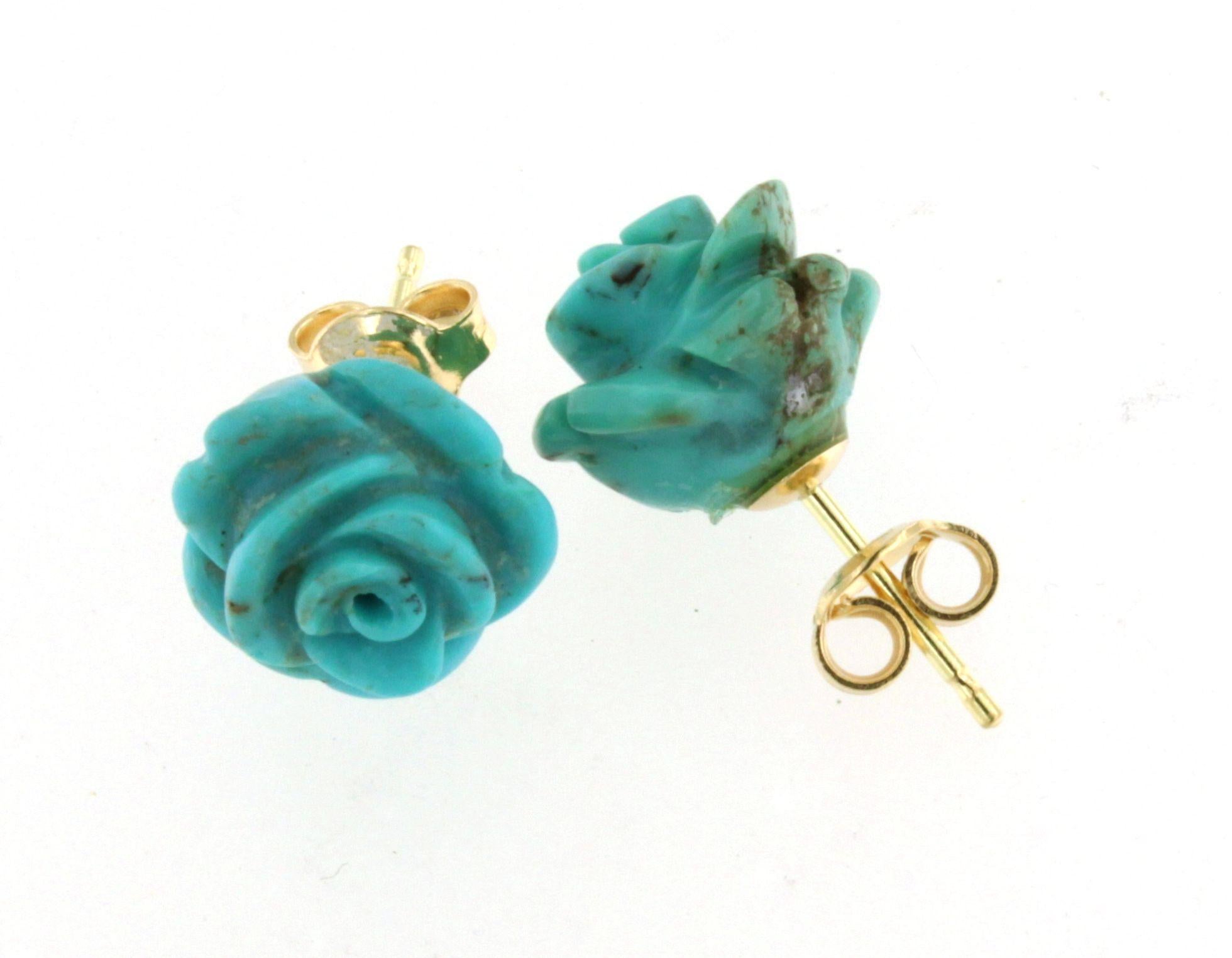 Orecchini senza tempo in oro giallo con taglio speciale di turchese. Un fiore da indossare ogni giorno per le tue vacanze, un regalo speciale. un fiore delicato come la rosa è il simbolo più bello per una donna speciale, per la ragazza alla moda
Gli