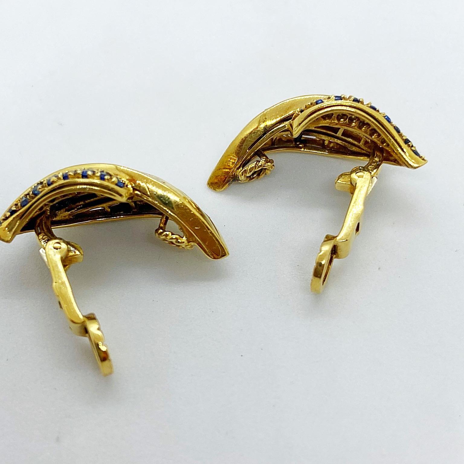 Rétro Boucles d'oreilles ailées en or jaune 18 carats avec diamants baguettes et saphirs bleus en vente