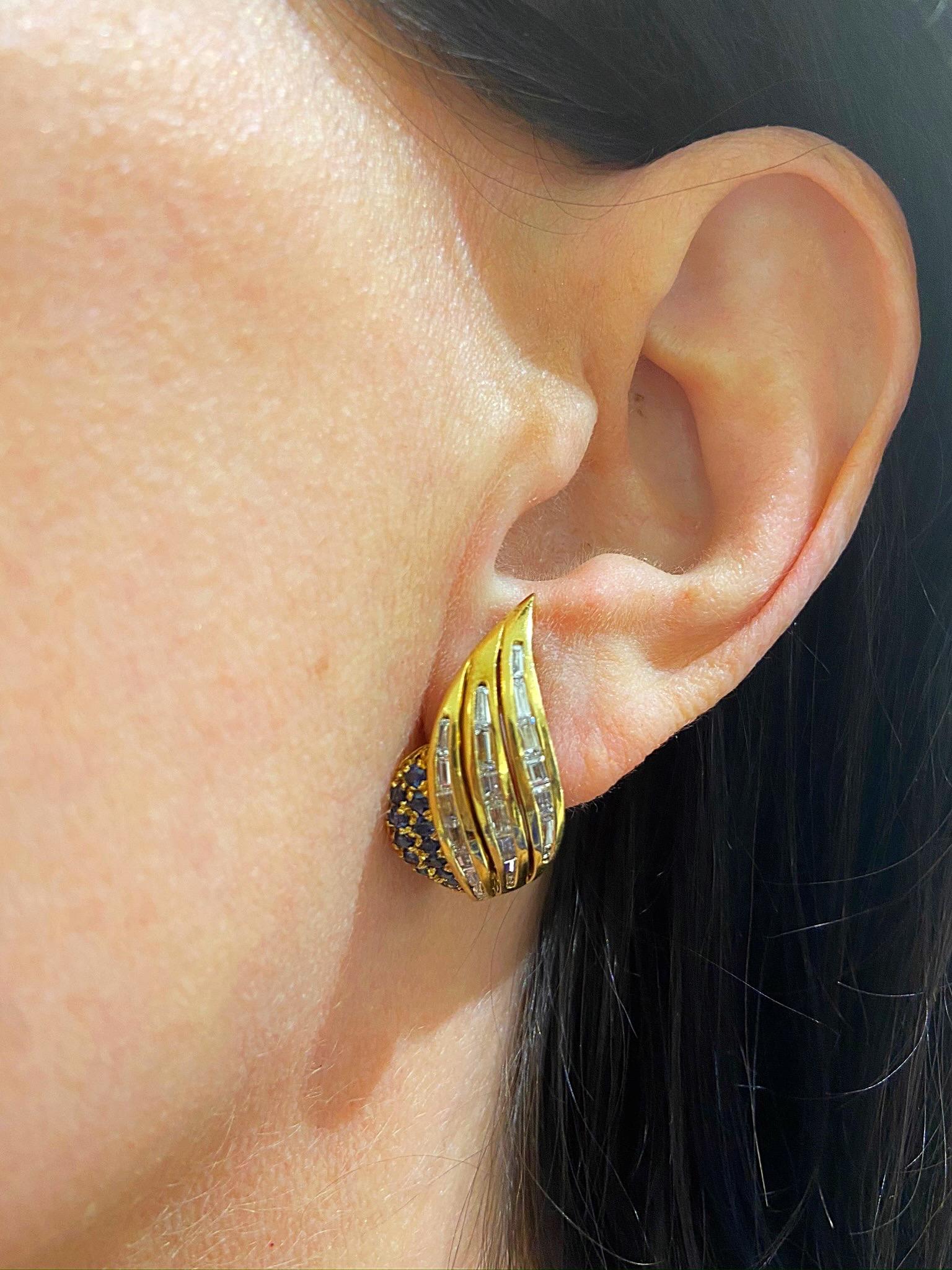 Taille baguette Boucles d'oreilles ailées en or jaune 18 carats avec diamants baguettes et saphirs bleus en vente