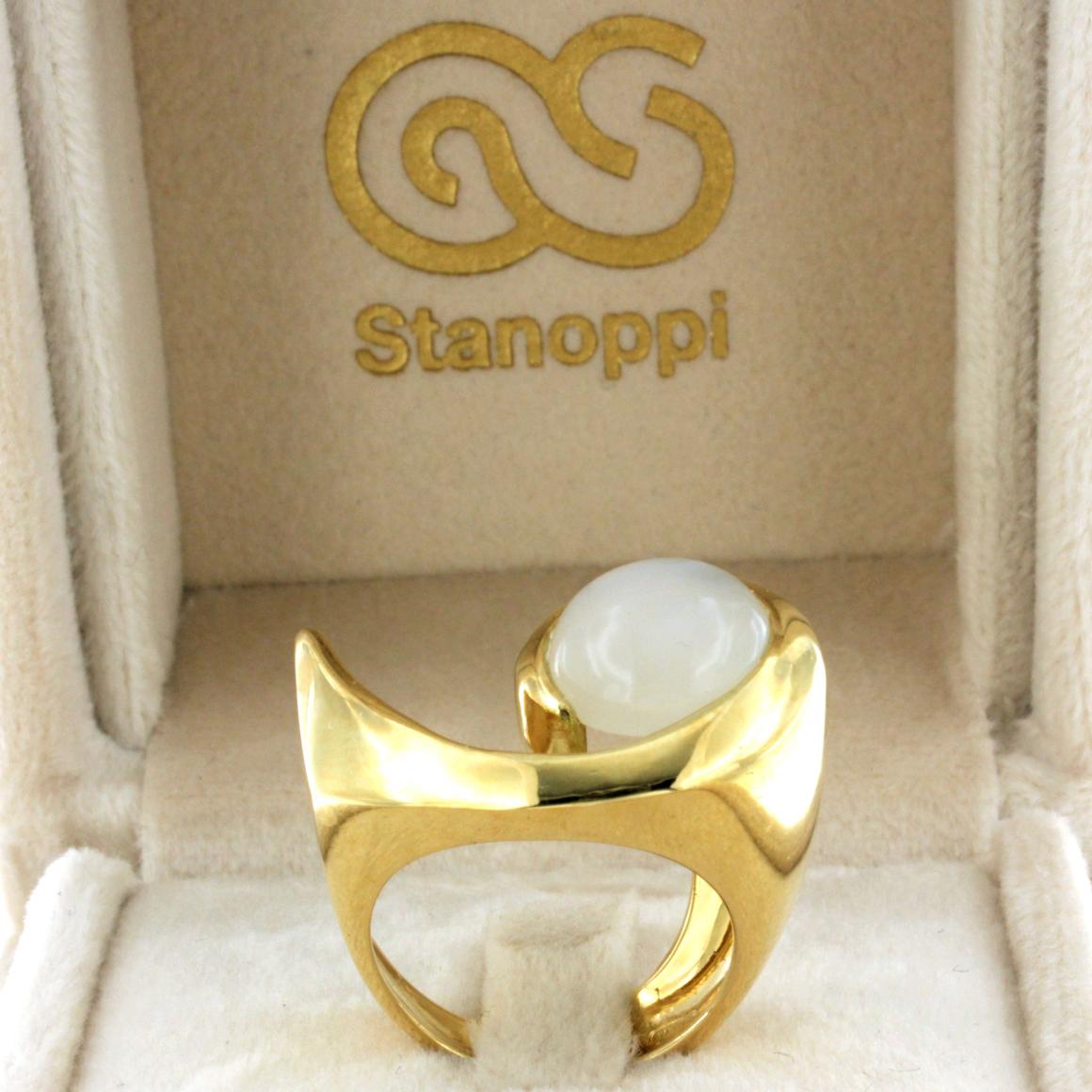 Round Cut 18Kt Yellow Gold with Moonstone Ring