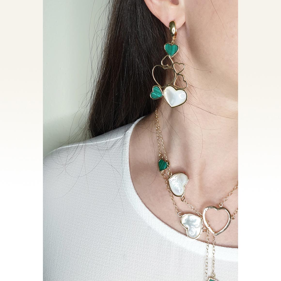 Boucles d'oreilles fantaisie fabriquées à la main en Italie par Stanoppi Jewellery depuis 1948.    Boucles d'oreilles uniques 
Mère de perles cœur mm 12x18  et cœur en malachite mm7x10   g.18,20  

Tous les bijoux Stanoppi sont neufs et n'ont jamais