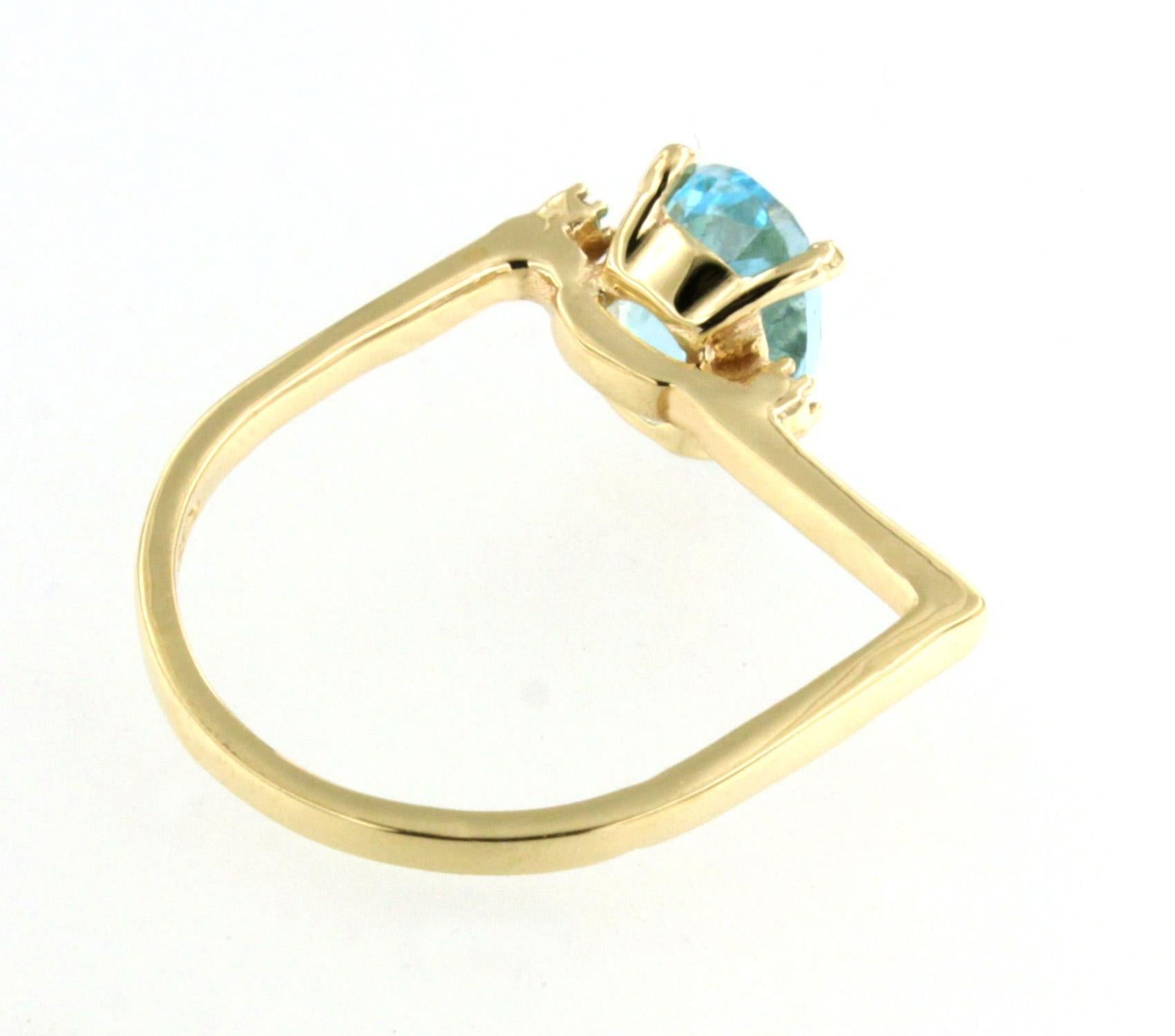 Taille ovale Bague en or jaune 18Kt avec pierre de topaze bleue naturelle et zircon Design/One en vente