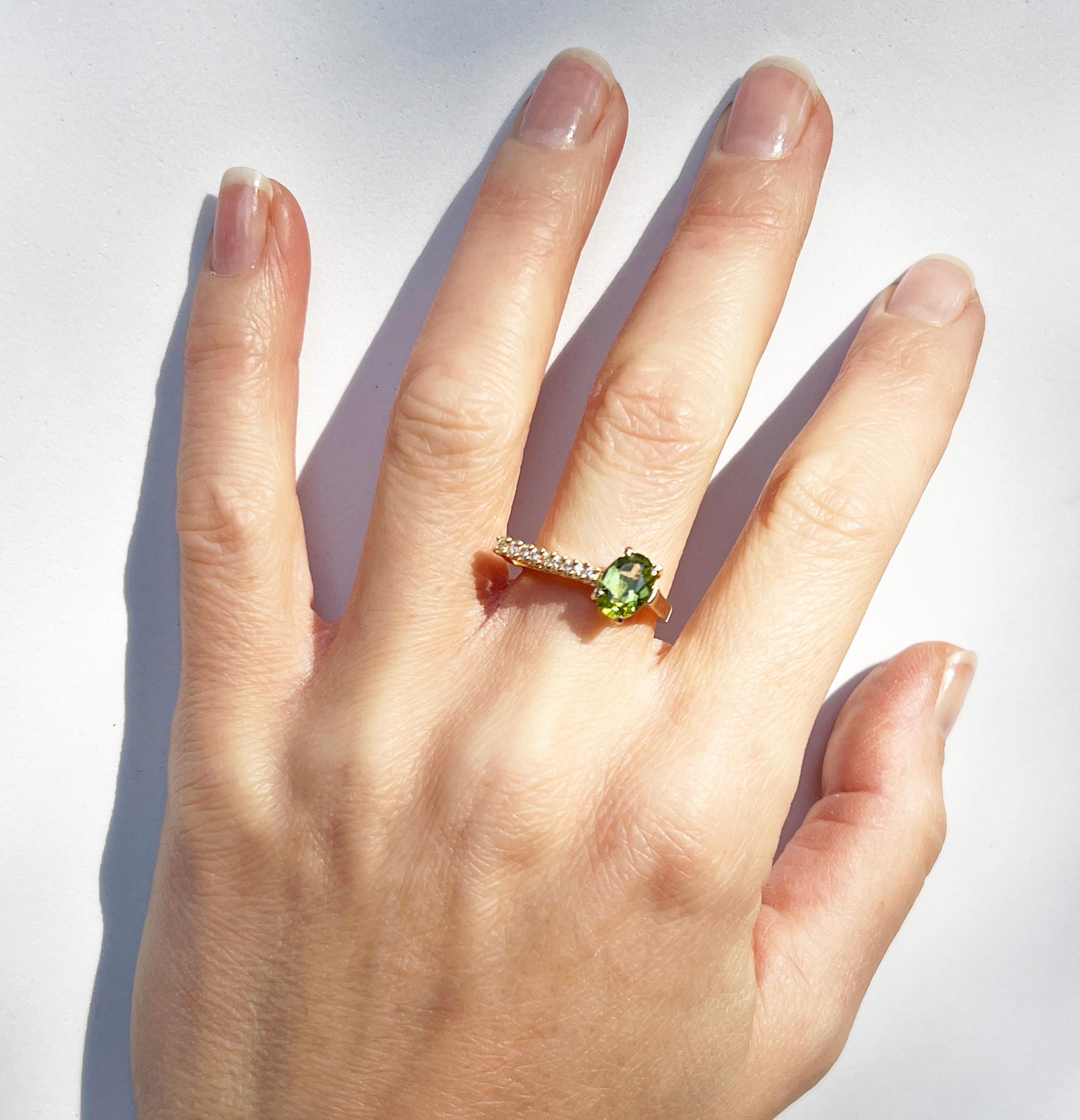 Sorprendente anillo en oro amarillo 18kt con peridoto natural talla oval . tamaño piedra mm 6x8  anillo g 5.20  talla 54,4
 Diseñado por la estilista Gisella para sus nuevas joyas de la colección primavera-verano 2026. Diseño cada pieza de joyería