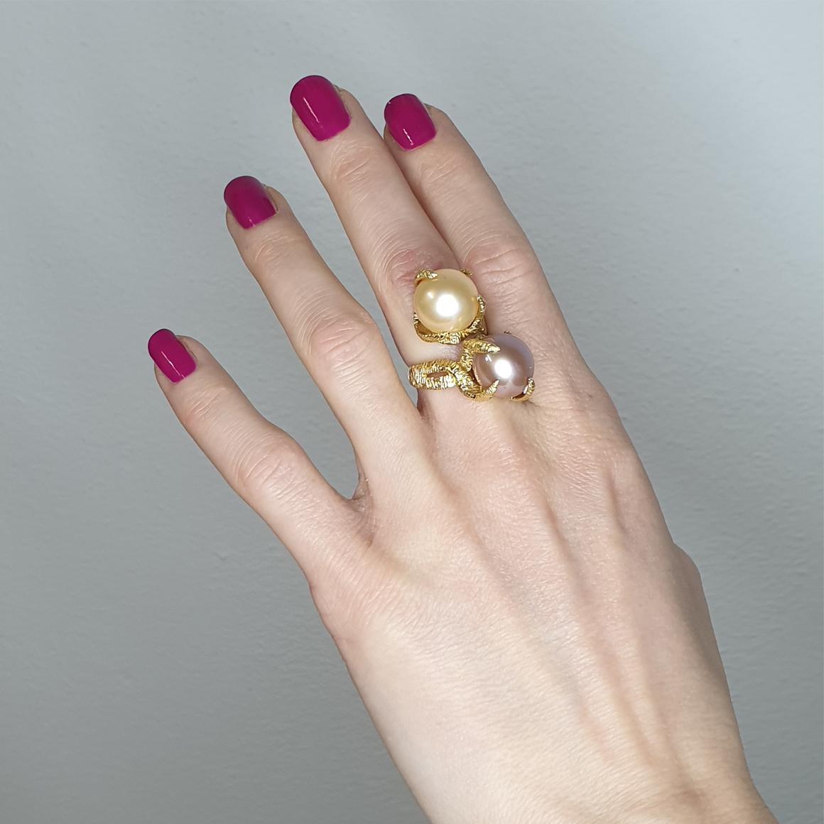 Taille ronde Bague en or jaune 18 carats avec perles roses en vente