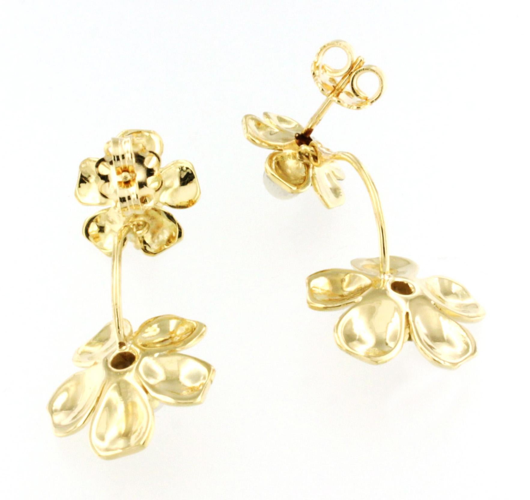 Modern Handmade 18Kt Yellow Gold with White Pearls Blooming Flower Earrings In New Condition For Sale In GALLARATE, IT