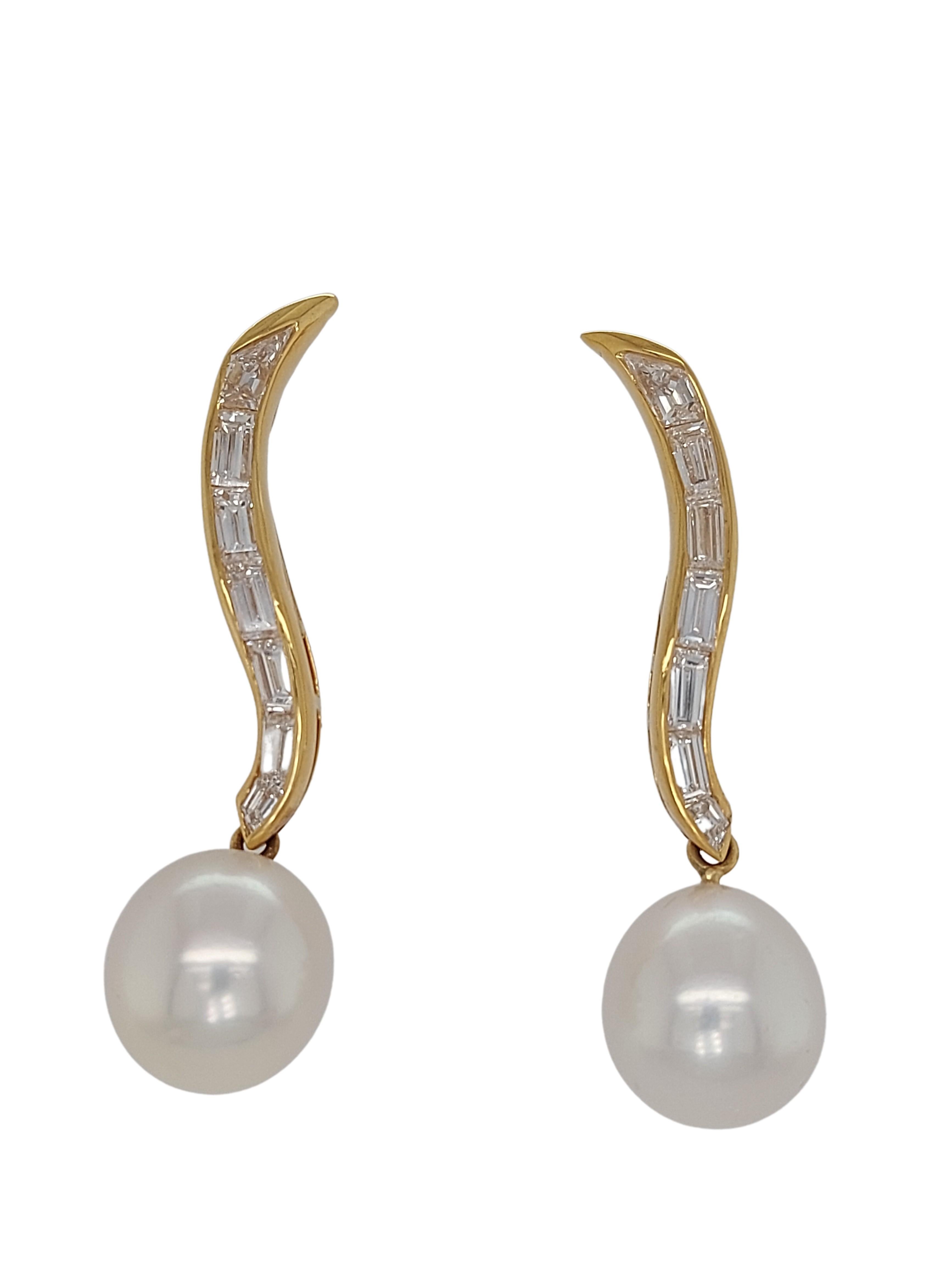 18kt Yellow Golden Earrings with Baguette Cut Diamonds & South Sea Pearls 

Diamonds: 14 Baguette cut diamonds  D/E Loupe Clean

Pearls: 11.8 mm diameter pearl

Material: 18kt yellow gold

Total weight: 11.8 grams / 0,415 oz / 7.6 dwt

Measurements: