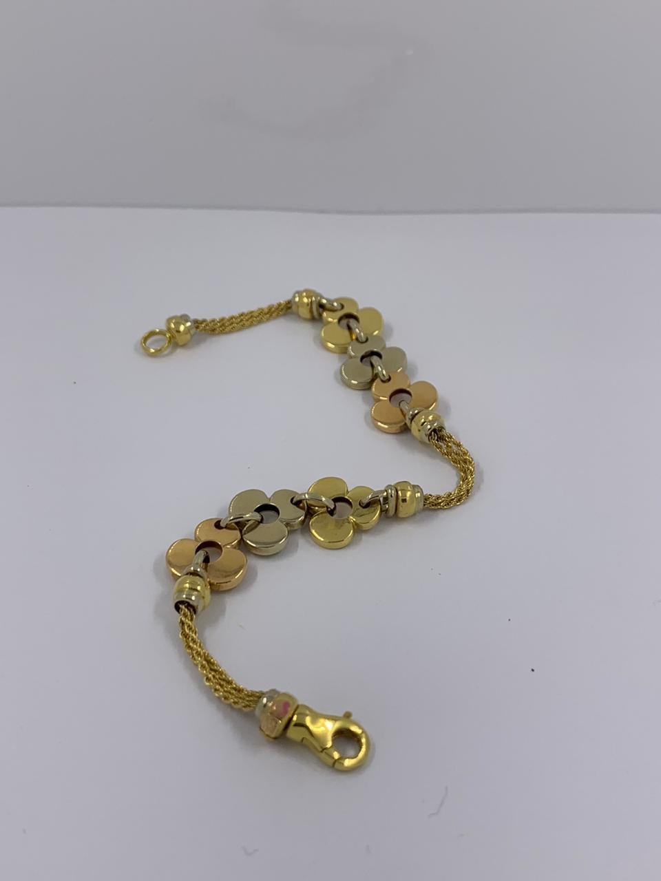 18 Karat Yellow, White and Rose Gold Flower Bracelet, 15.6 Grams In New Condition For Sale In Wilmington, DE