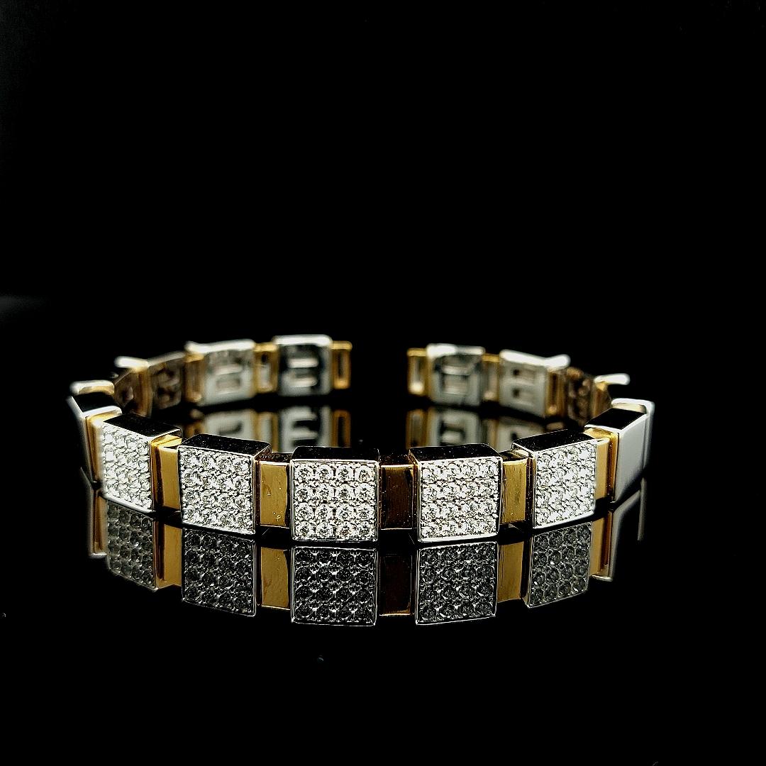 Auffallend 18kt Gelb & Weißgold Clamper Armband mit 1,6 Karat Diamanten.

Es passt zu all Ihrem Schmuck aus Weiß- und Gelbgold.

Für den täglichen Gebrauch oder besondere Anlässe, Sie werden immer glänzen

Diamanten: 80 Diamanten im Brillantschliff,