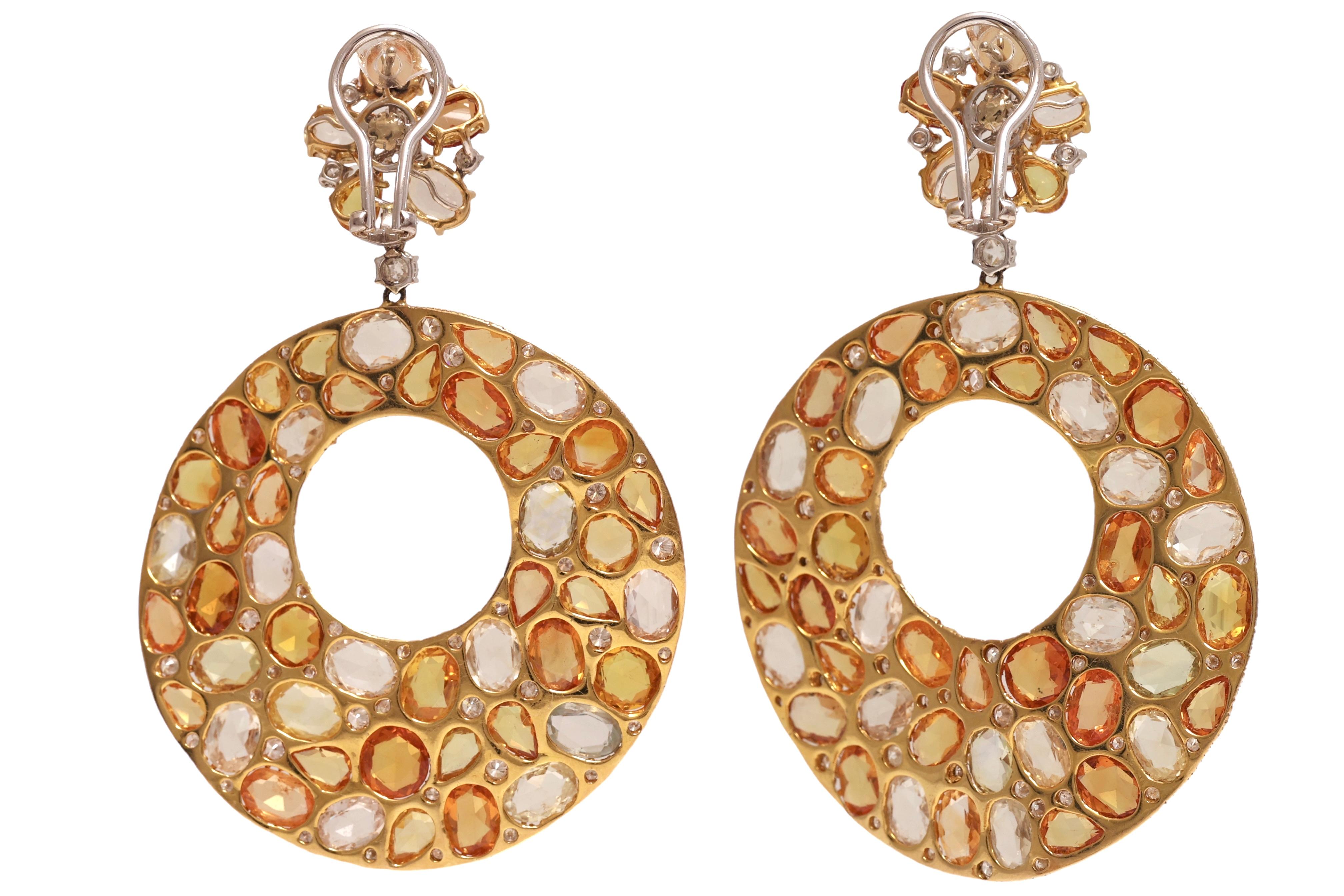 18 quilates. Pendientes Colgantes de Oro Amarillo y Blanco con Zafiros de Colores y Diamante Artesano en venta