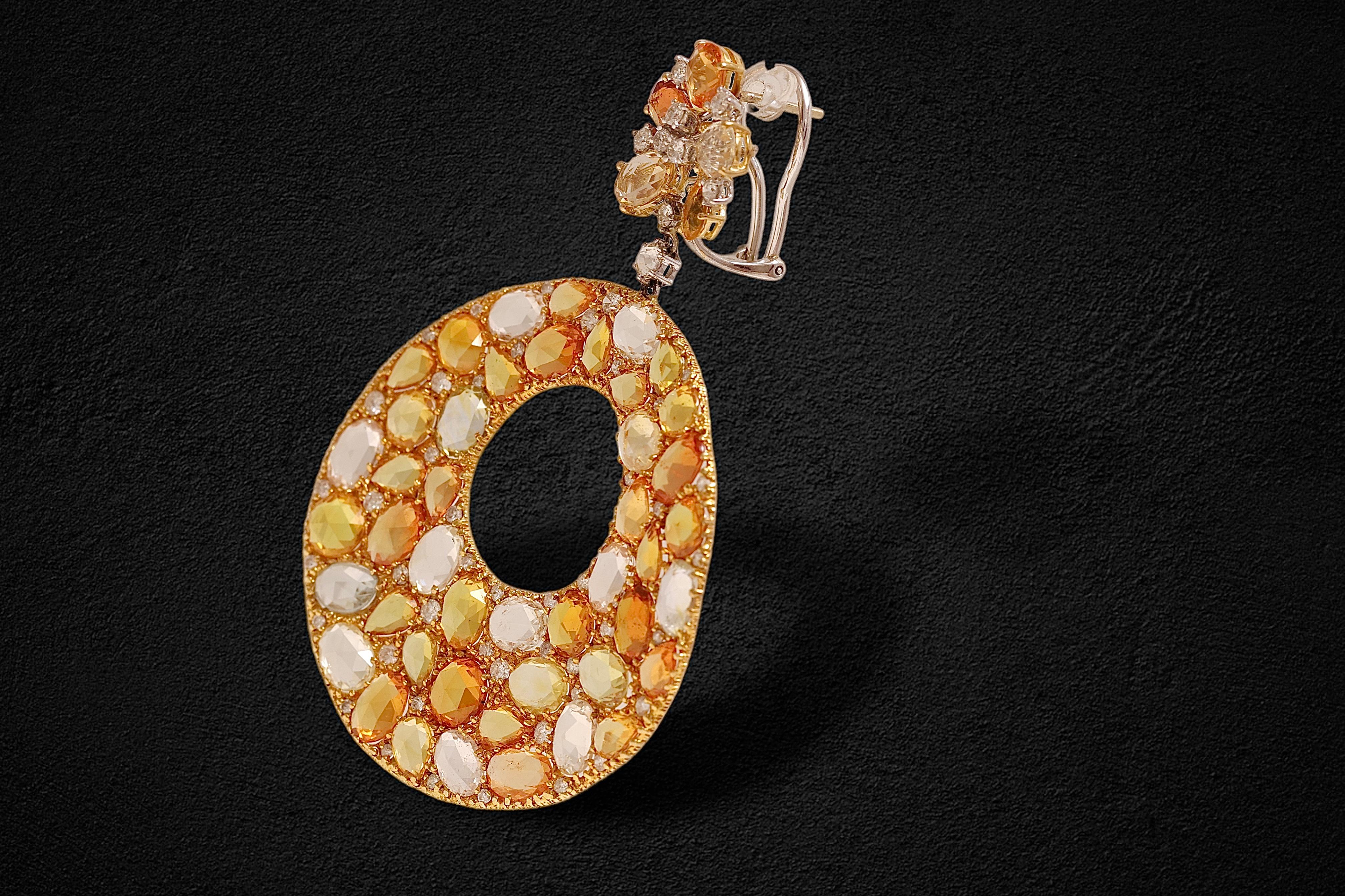 18 quilates. Pendientes Colgantes de Oro Amarillo y Blanco con Zafiros de Colores y Diamante Corte rosa en venta
