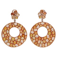 18kt. Boucles d'oreilles pendantes en or jaune et blanc avec saphirs colorés et diamants