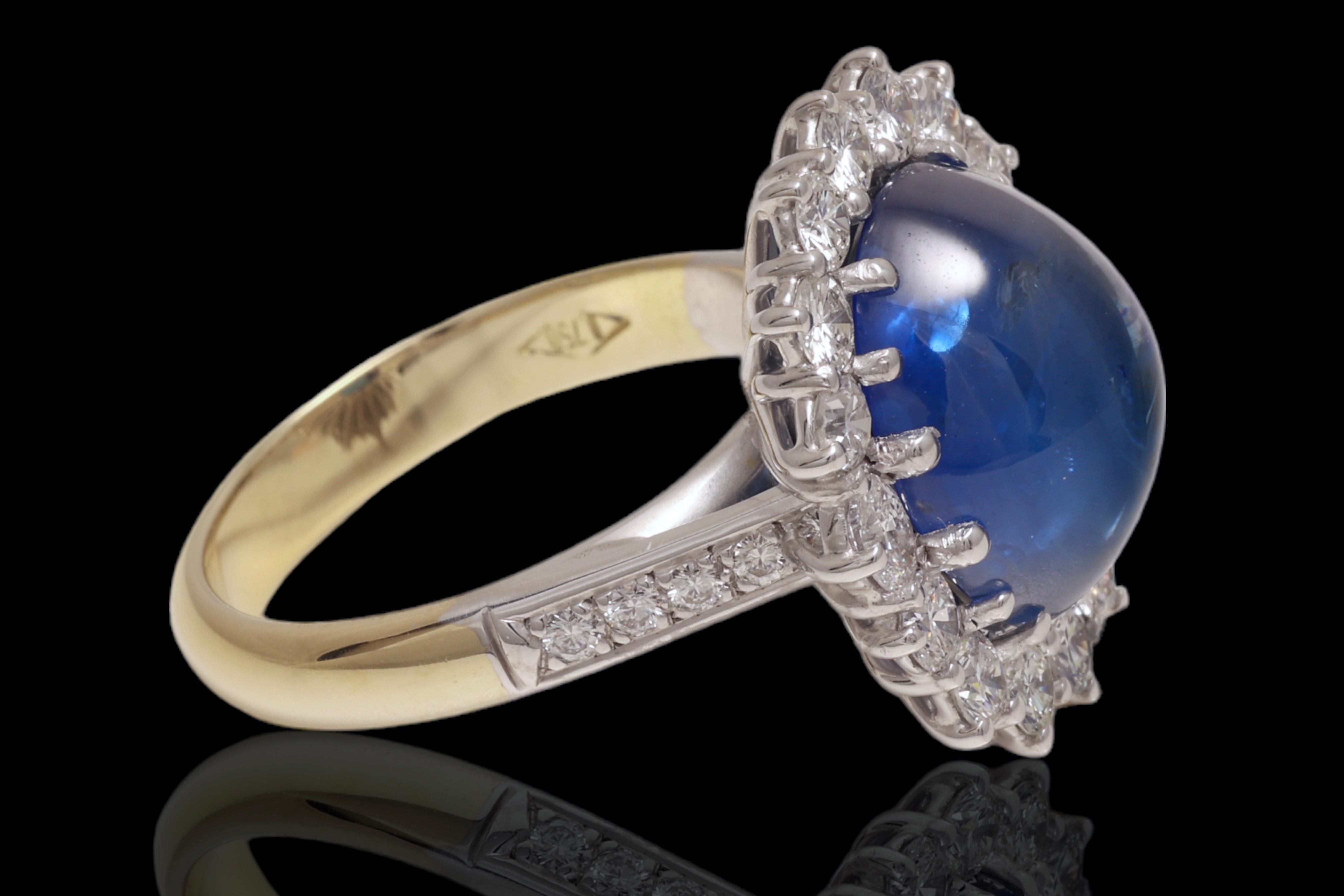 18kt Yellow & White Gold Ring With a 9.93Ct Ceylon Cabochon Sapphire & Diamonds  In New Condition For Sale In Antwerp, BE