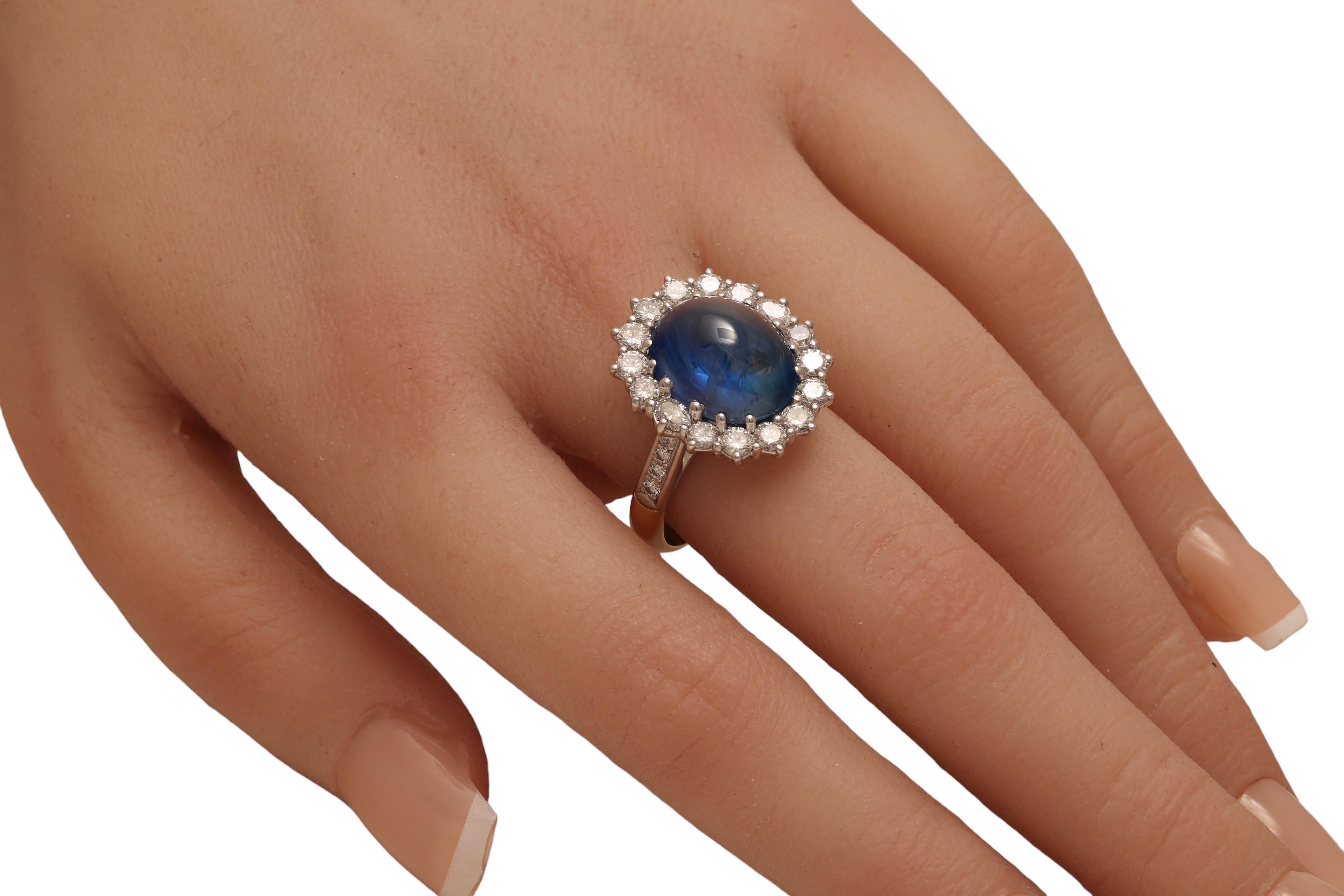 18kt Yellow & White Gold Ring With a 9.93Ct Ceylon Cabochon Sapphire & Diamonds  For Sale 2