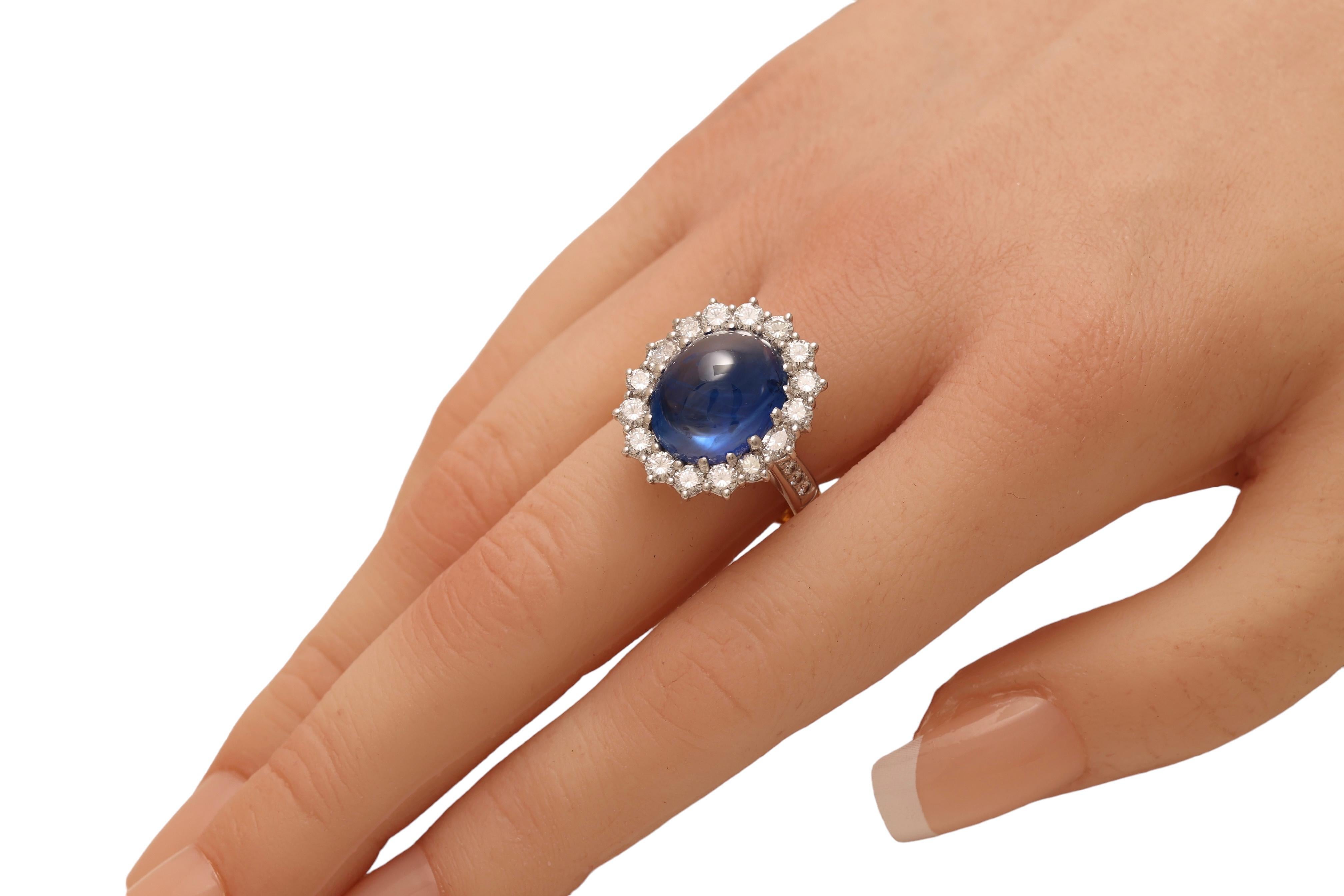 18kt Yellow & White Gold Ring With a 9.93Ct Ceylon Cabochon Sapphire & Diamonds  For Sale 3