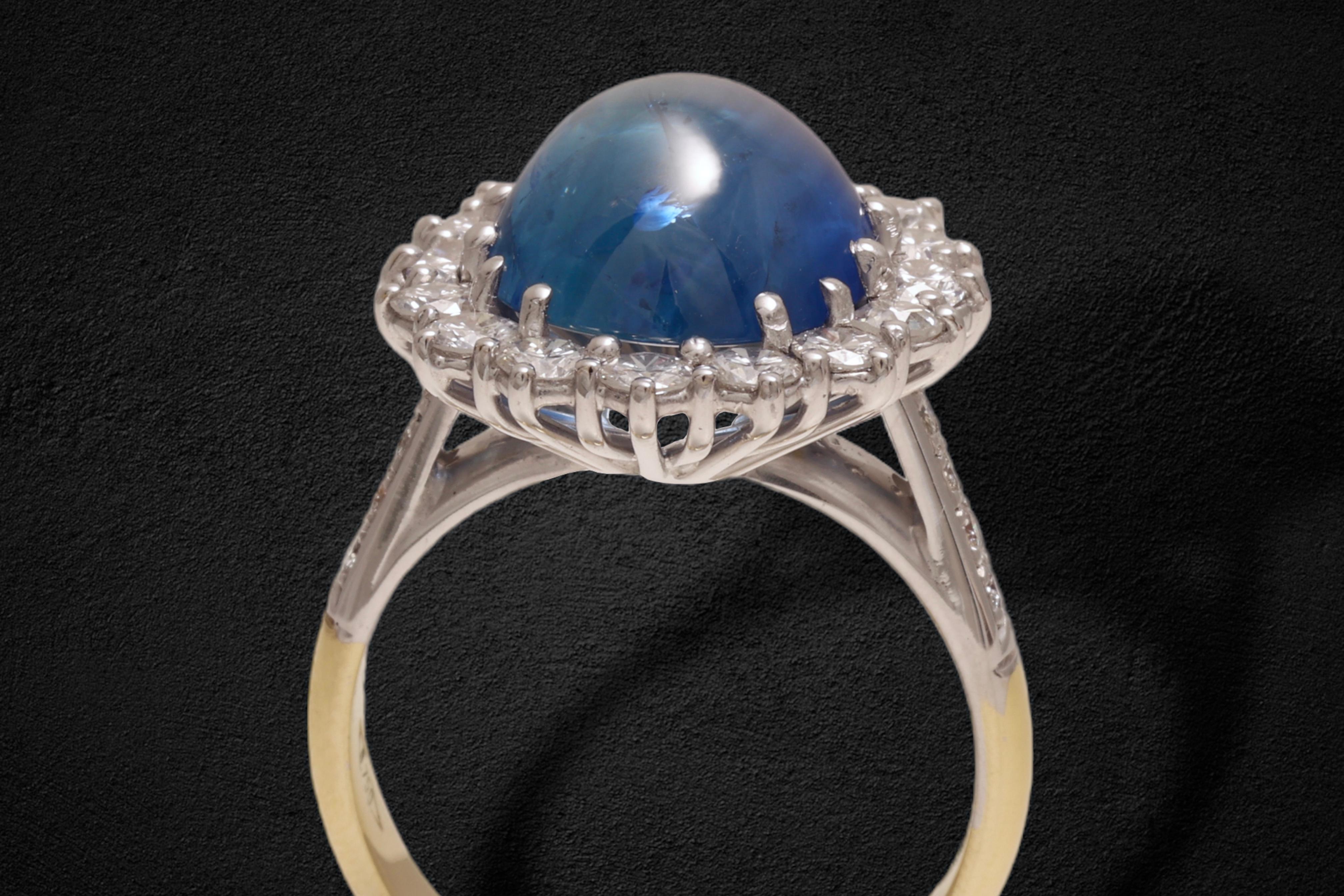 18kt Yellow & White Gold Ring With a 9.93Ct Ceylon Cabochon Sapphire & Diamonds  For Sale 4