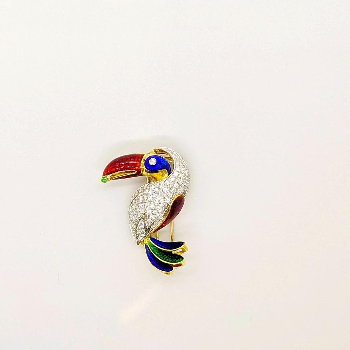 Contemporaneo Spilla Tucano in oro giallo e bianco 18KT con 2,18 carati di diamanti e smalto colorato in vendita