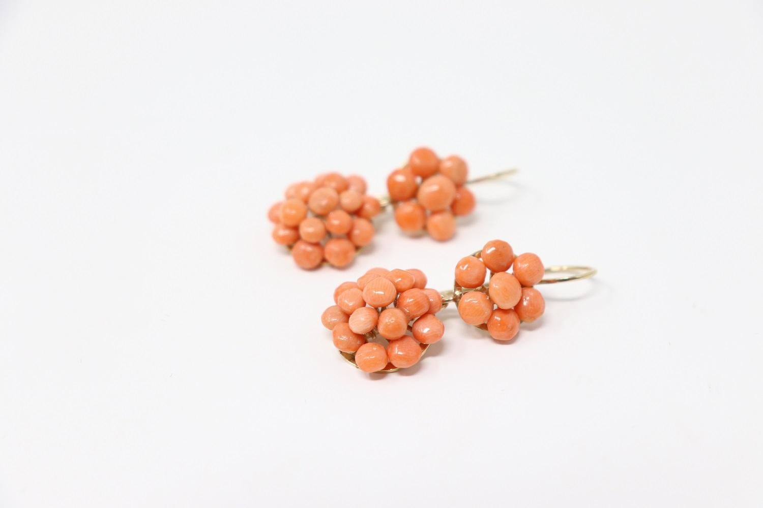 Beautiful elegant drop earrings. The earrings consists of 18 kt yellow gold with precious Italian coral of Sciacca city of Sicily. Beautiful earrings made by Italian goldsmiths.
Total weight: 10 grams
Metal: 18Kt yellow gold
New contemporary